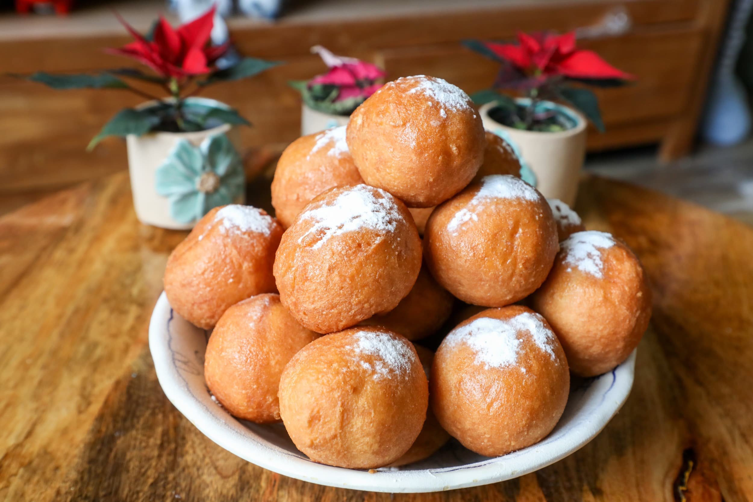 Een schaal oliebollen met poedersuiker. Foto: ANP / Hollandse Hoogte / Anton Kappers