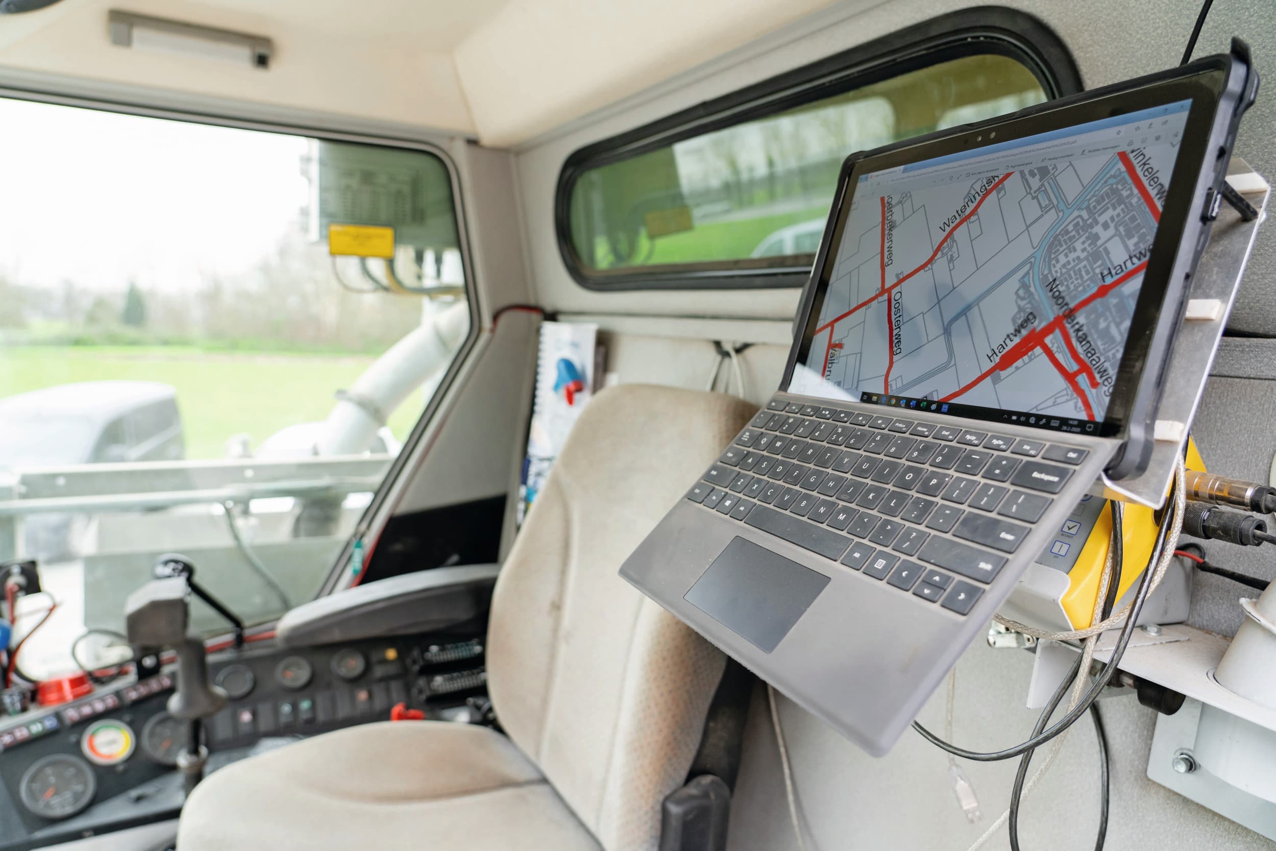 Laptop met bodemkaarten en opbrengstgegevens in de trekker. Digitalisering maakt bedrijven efficiënter, maar ook kwetsbaarder. Foto: Jan Willem Schouten