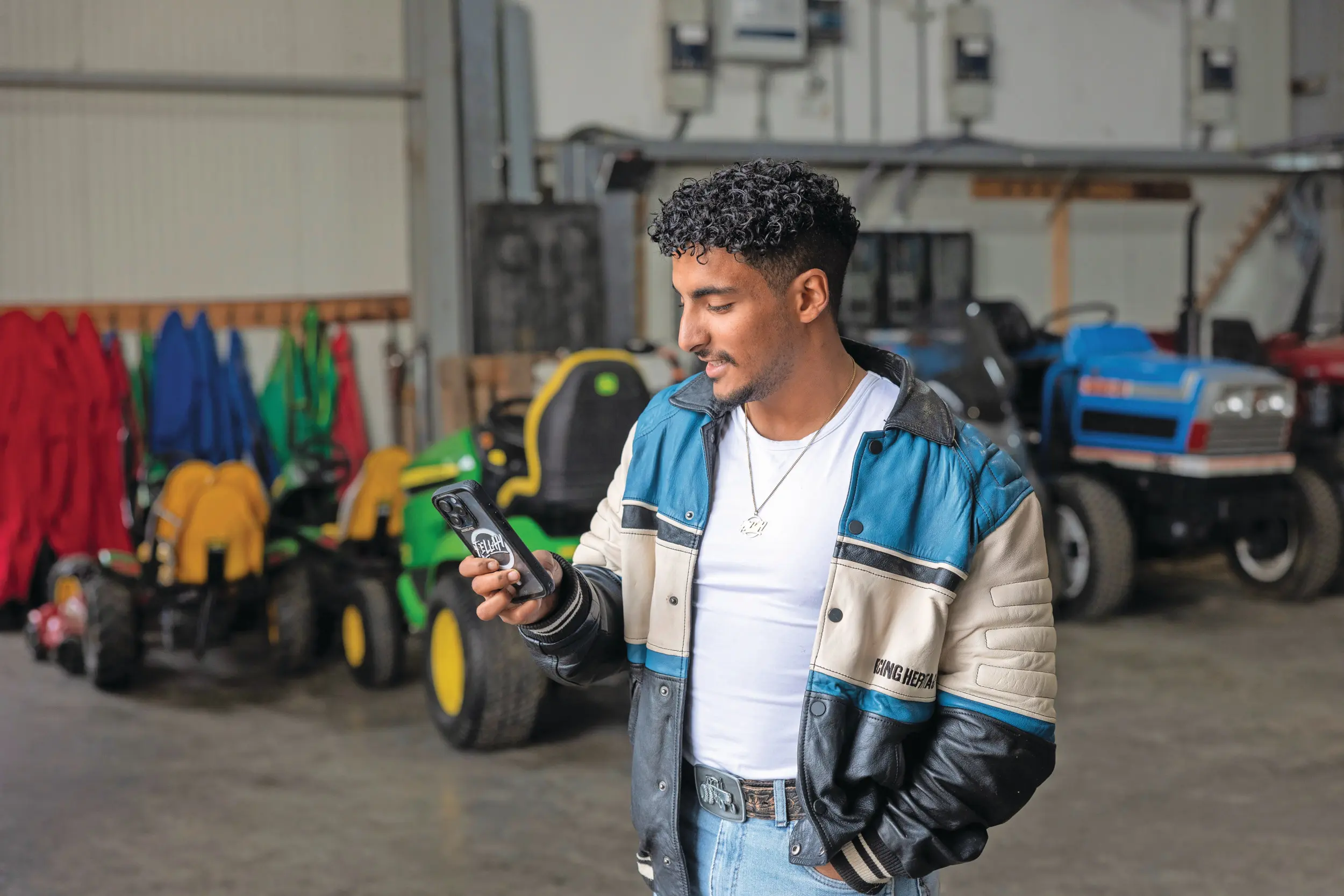 Ayoub zit graag op social media maar hij doet ook aan zelfverdediging, fitness, hardlopen, muziek maken en motorrijden. Foto: Mark Pasveer