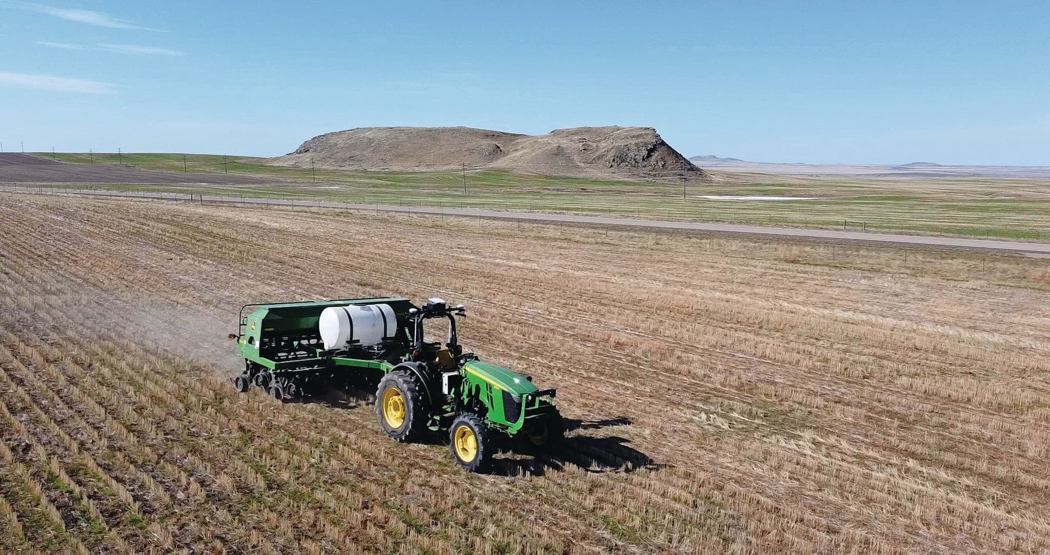 In Montana had Sabanto een proef bij een grote graanteler, met als conclusie dat drie kleine, eenvoudige autonome combinaties de capaciteit haalden van een grote (750 pk trekker met 20 meter zaaimachine), met een besparing van $ 1 miljoen op de investering. Foto: Sabanto