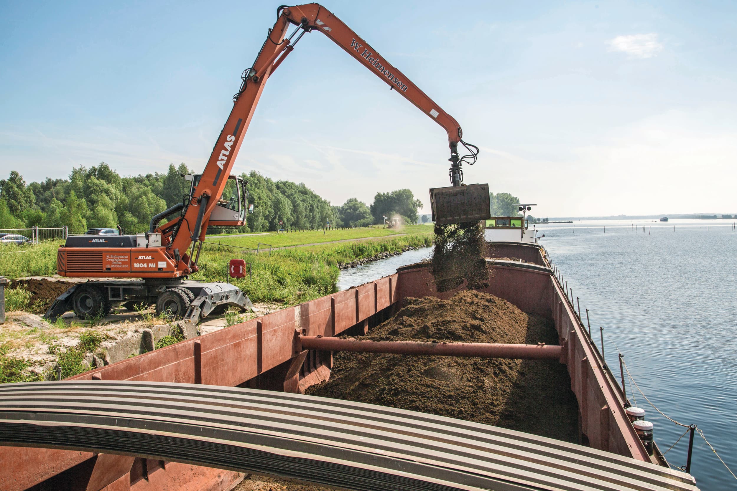 De afstand tot de haven en de mogelijkheden om vaste of vloeibare lading te verladen zijn cruciaal voor de potentie van mestexport per schip. Foto: Koos Groenewold