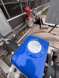 De uurverse mest wordt elke uur naar de vergister gepompt en is voorzien van een versnijder en flowmeter.