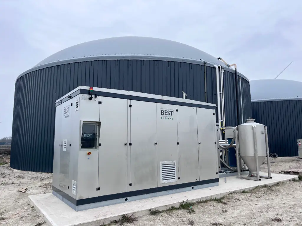 De gasopwerking zet door middel van de compressor en membranen het biogas op druk. Hierdoor wordt de kwaliteit van het gas geregeld, zodat het kan worden ingevoed in het lokale gasnet. Dit systeem draait 24/7.