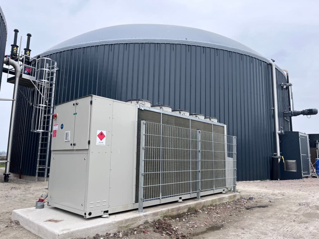 De vergisters worden verwarmd door een warmtepomp en ook via warmteterugwinning uit de gasopwerking.