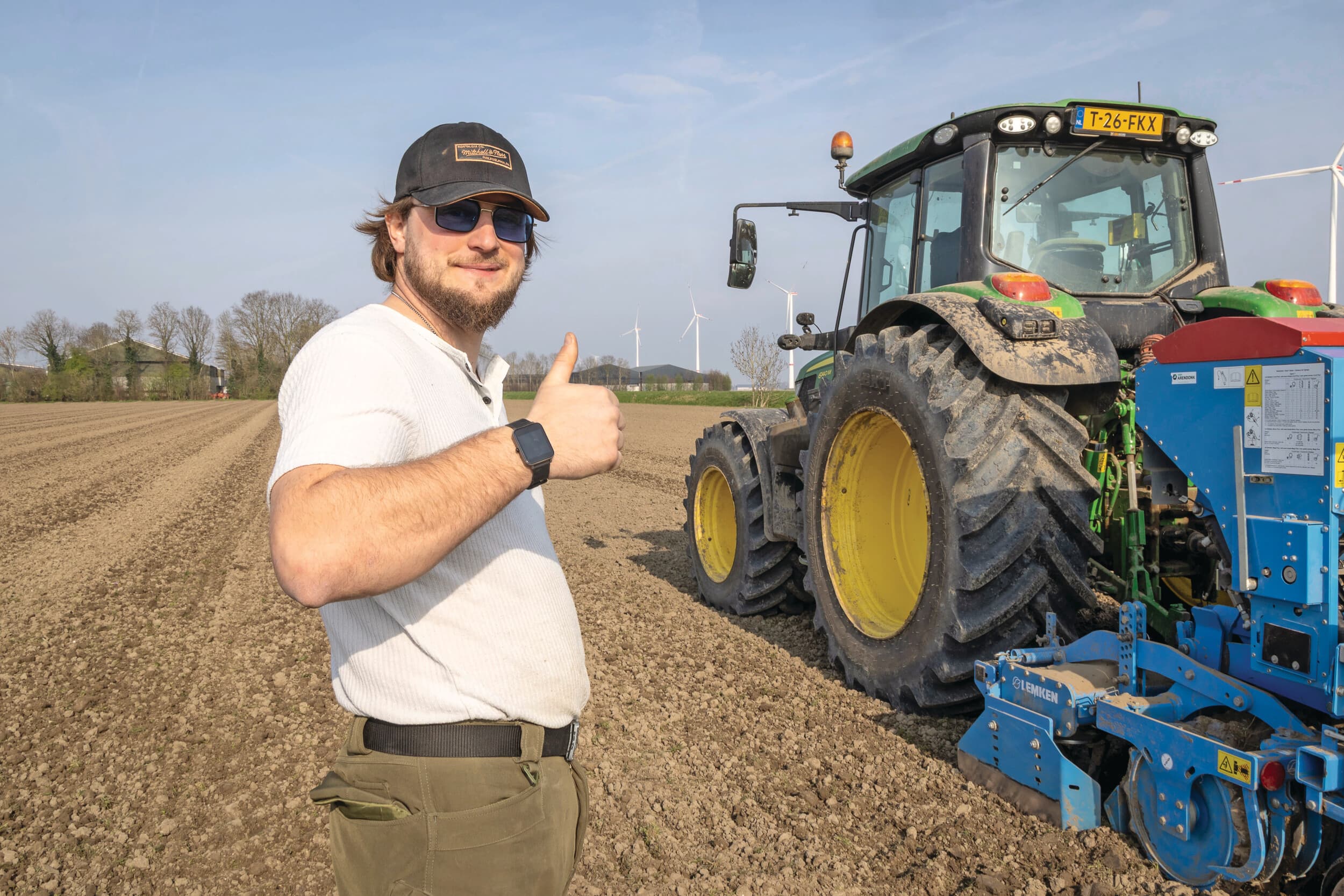 Andrej Slostek zaait op 23 maart zomertarwe en rode klaver voor bioteler Sjaak Twisk in Biddinghuizen (Fl.). De voorvrucht grasland is voorbewerkt met een Lemken Compacter. Foto: Koos Groenewold