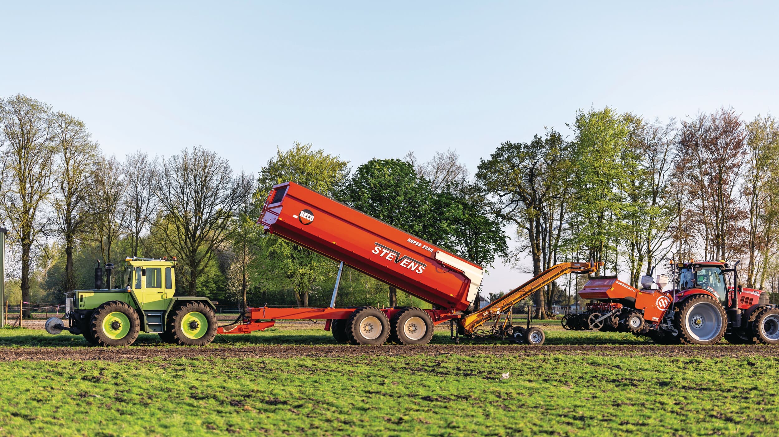 Voor de aanvoer van poters werkt loonbedrijf Stevens in Wildervank (Gr.) met een dikke MB Trac voor de trailer. Deze machine is recentelijk opgeknapt om er dit pootseizoen weer volop mee te draaien. In het noorden kwam het poten van aardappelen wat later op gang, maar door goede omstandigheden liep het poten in april vlot door. Foto: Mark Pasveer