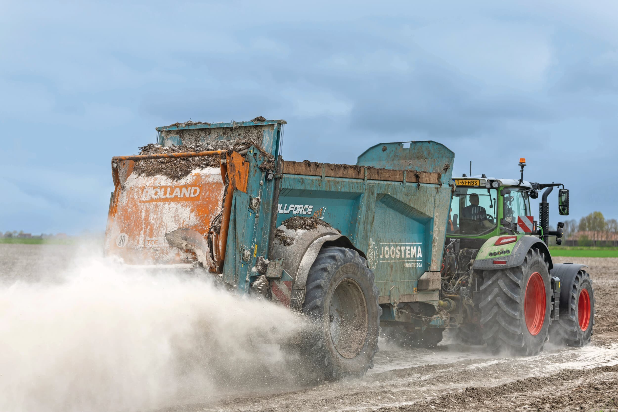 Een werknemer van loonbedrijf Joostema in Minnertsga (Fr.) strooit gips op een perceel in de buurt. “Dat gebeurt veel op de wat zwaardere kleigrond voorafgaand aan het aardappelen poten”, zegt Johannes Joostema, eigenaar van het loonbedrijf. “Het zorgt ervoor dat de structuur van de grond verbetert en telers aardappelen op zwaardere gronden beter kunnen rooien.” Foto: Mark Pasveer