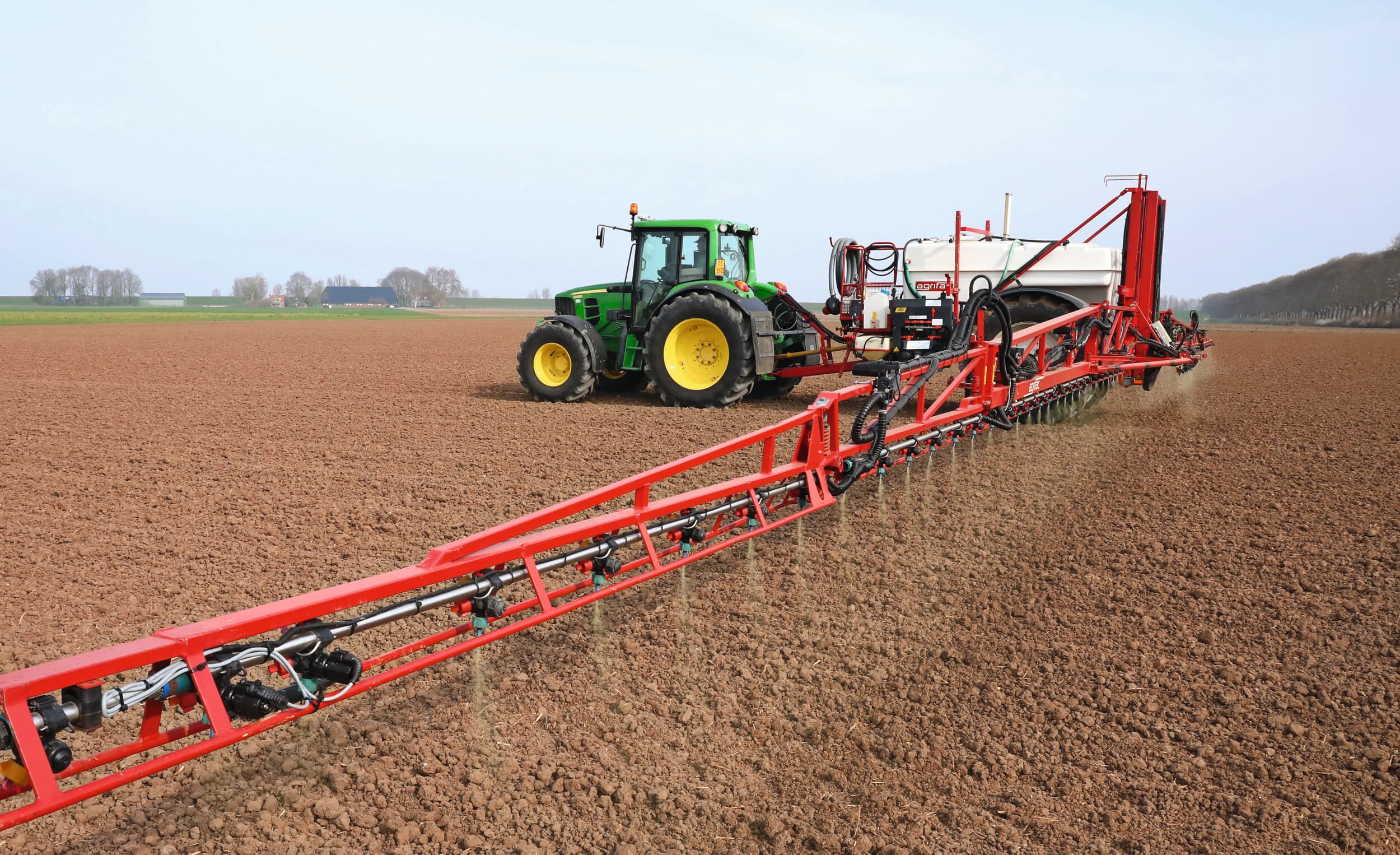Op 24 maart spuit Niek Lucas in Lage Zwaluwe in West-Brabant, met de Moerdijkbrug in het zicht, de plantuien met een bodemherbicide. Die zijn twee dagen eerder geplant in ongeploegde klei. Het ligt wat grof, de aangekondigde regen is welkom. In april zijn de bieten en uien gezaaid. Foto: Henk Riswick