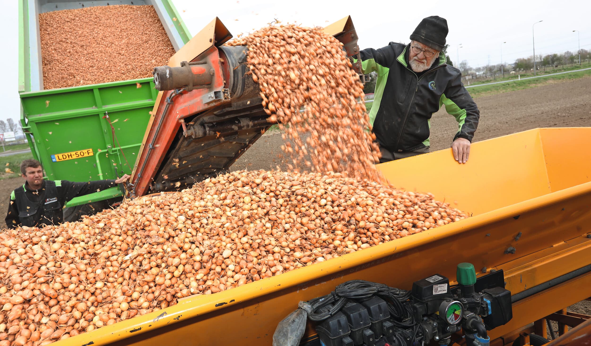 Jordi de Vos en Cent Traas planten op 24 maart uien voor loonbedrijf Knuit in Heinkenszand (Zld.). “De week ervoor hebben we bieten en uien gezaaid en is de eerste knolselderij voor de vroege teelt al geplant”, vertelt 70-plusser Cent, die op de uienplanter meerijdt. Foto: Henk Riswick