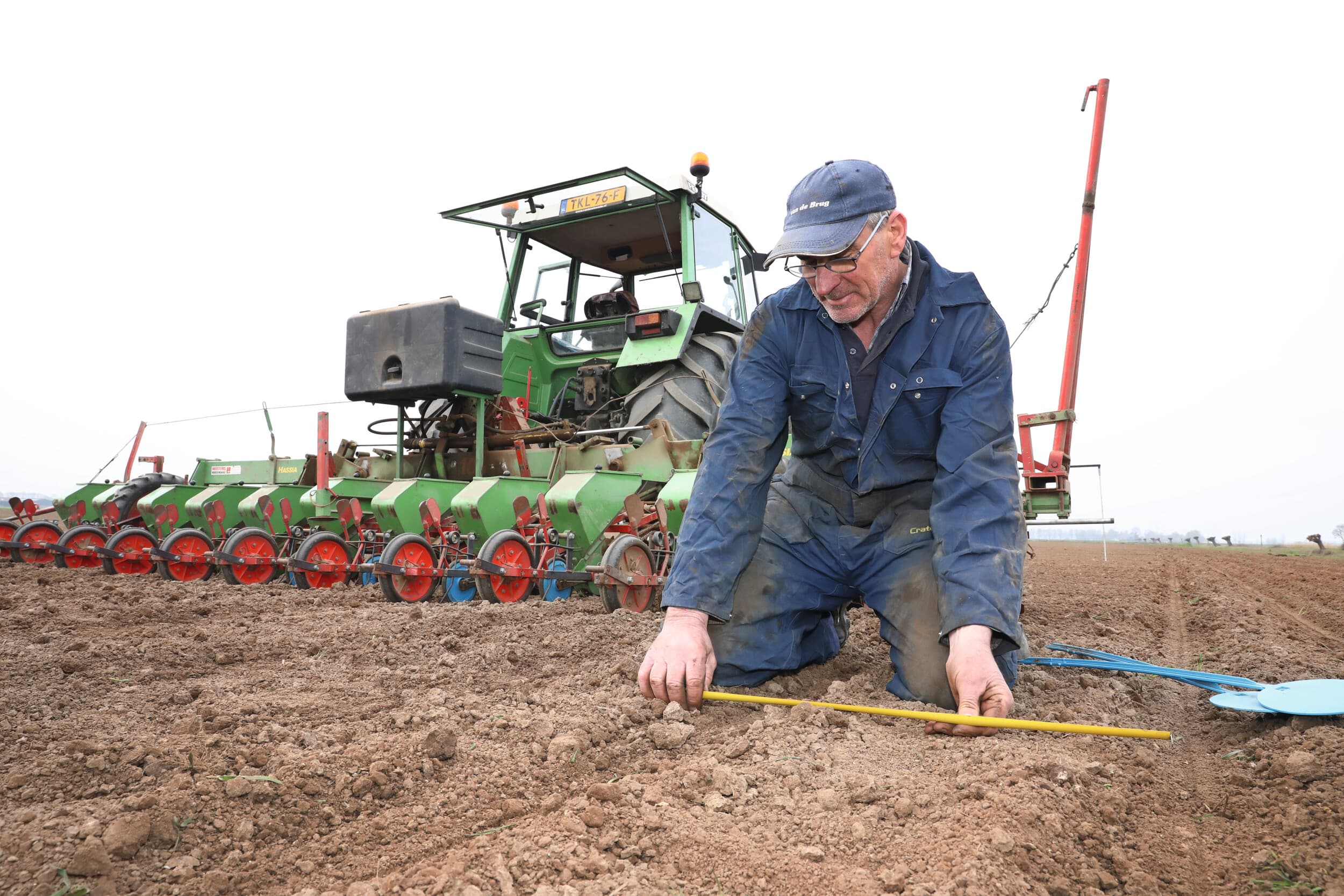 In de omgeving van Drimmelen (N.-Br.) zaait Sjel Rasenberg op 24 maart zijn eerste 3,5 hectare bieten. De 40% afslibbare klei is mooi verkruimeld, dus het begin is goed. Vanwege de voorspelde regen in het vooruitzicht heeft hij met inzaai van een tweede perceel nog even gewacht. Maar die is inmiddels ook gezaaid. De trekker met gps doet ander werk, maar Rasenberg redt zich nog prima met de markeurs. Foto: Henk Riswick