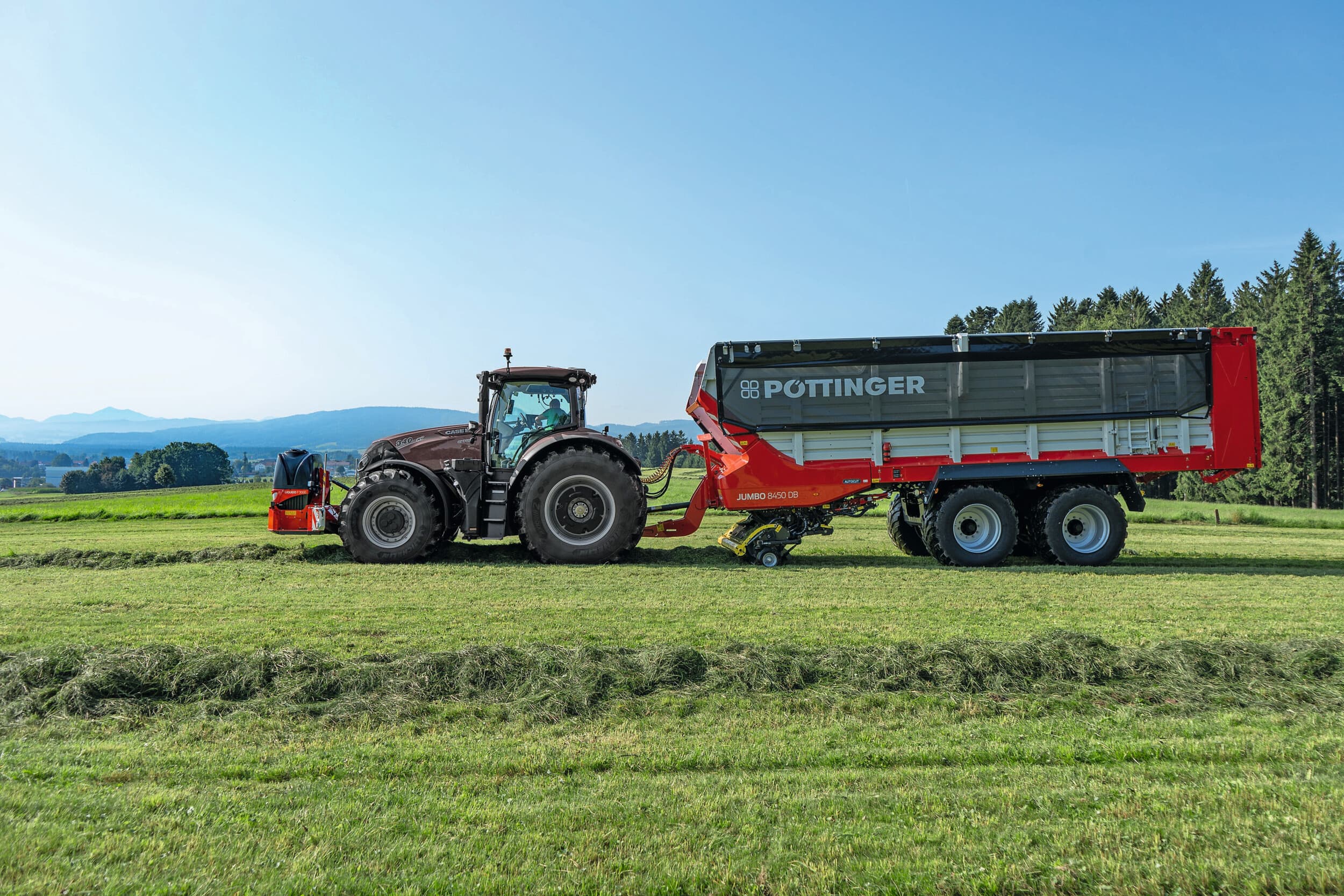 25 MILLIMETER: De Pöttinger Jumbo 8450 DB opraapwagen met beweegbare voorwand is geschikt voor trekkers tot 500 pk en snijdt kort op 25 mm (met 65 messen). In de fronthef hangt een Liquid-unit om toevoegmiddelen nauwkeurig toe te dienen. Foto: Pöttinger