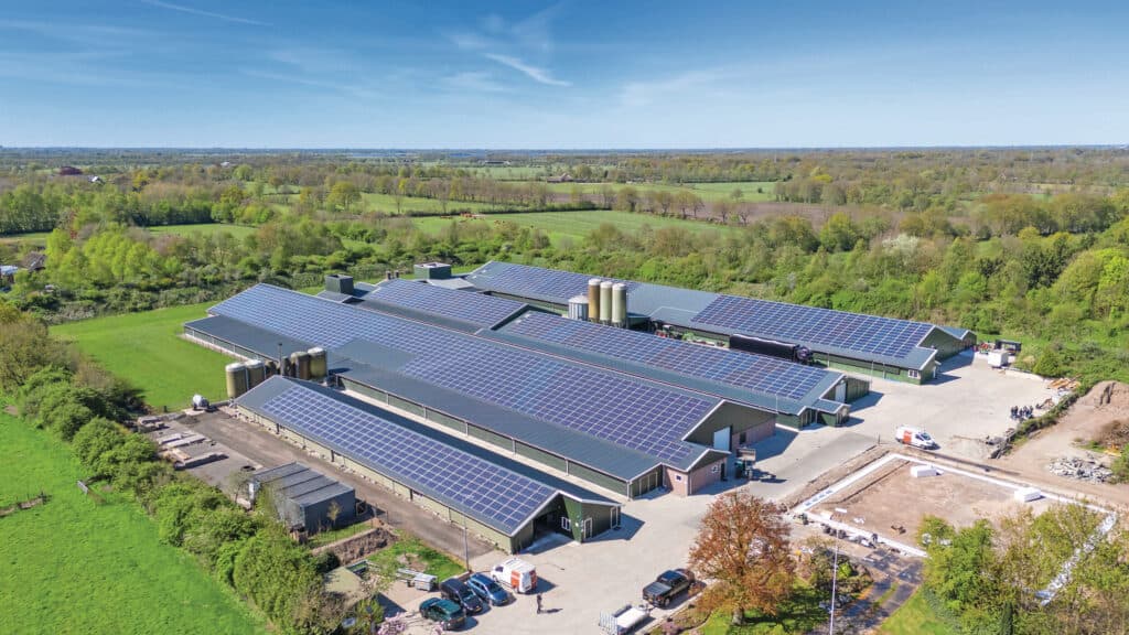 Luchtfoto van de bedrijfslocatie in Harkema (Fr.), die in 2024 door de Jukema’s werd gekocht. Op de foto is te zien dat de machineloods in aanbouw is.