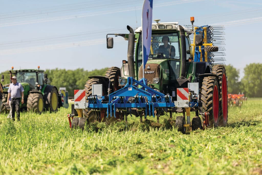De precisiecultivatoren werkten in een licht geklepeld gewas. Vollopen was er niet bij en het land bleef vlak. Bij frontmontage is er minder mogelijk om nog een werktuig voor nabewerking van de losgemaakte grond in te bouwen.