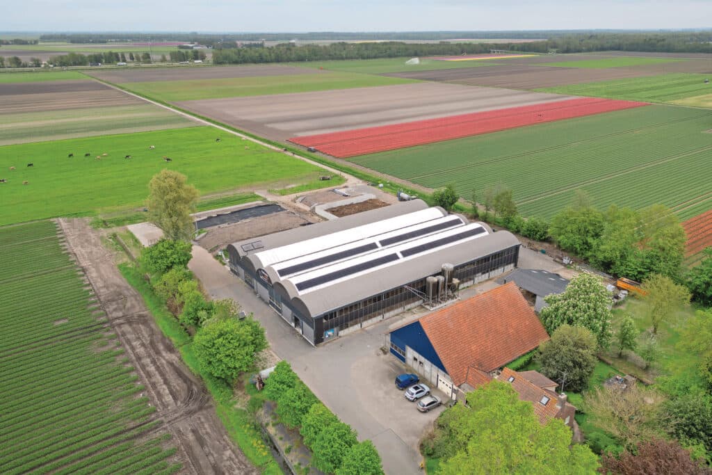 Het melkveebedrijf is omgeven door akkerbouwbedrijven en bloembollenteelt. Dat maakt uitruilen van grond en mest relatief gemakkelijk.