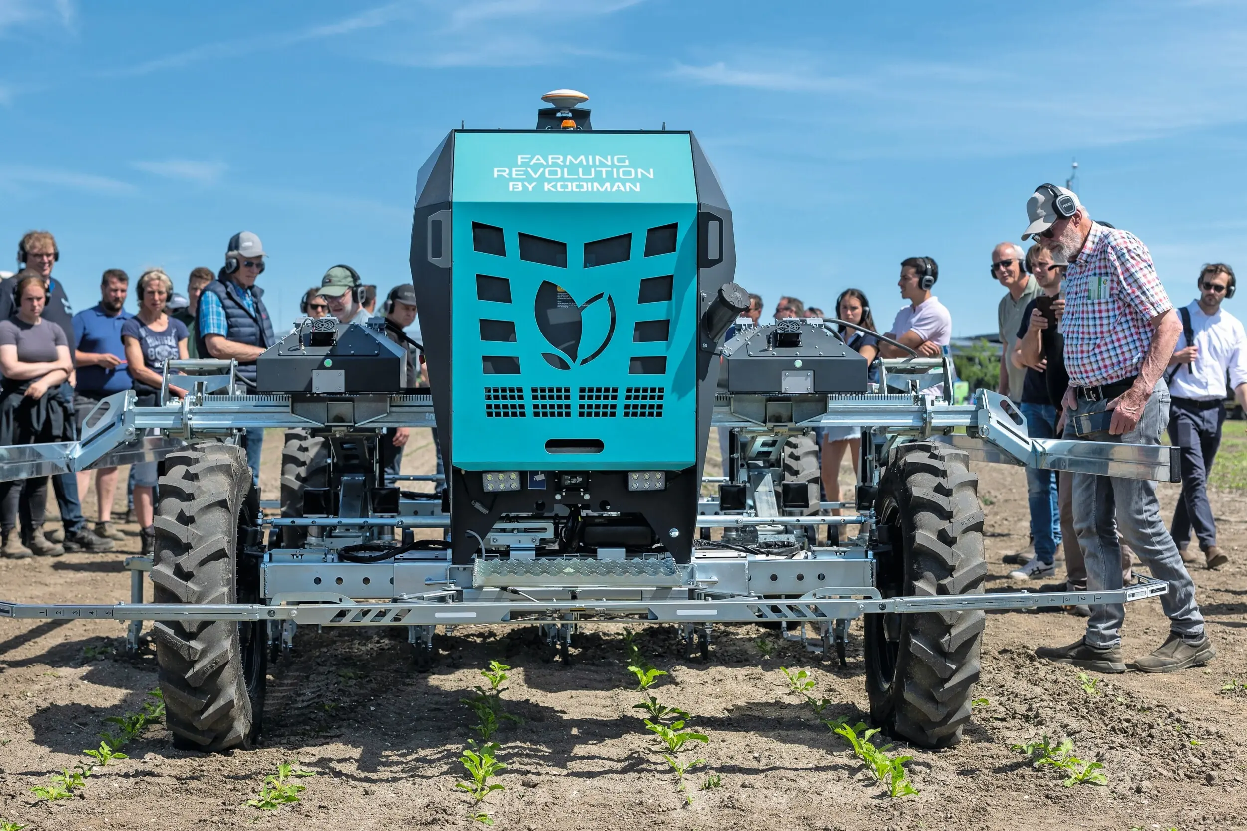 Kooiman importeert de volledig autonome Farming GT-schoffelmachine, die mechanische onkruidbestrijding in de rij combineert met ai-cameratechnologie. De machine is geschikt voor meer dan 100 gewassen. Een smallere variant is in ontwikkeling. Foto's: Mark Pasveer