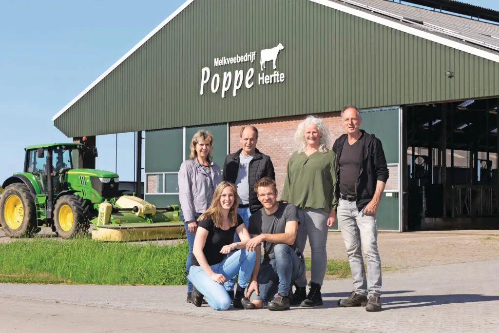 Familie Poppe heet u van harte welkom op de Grasdag 2026. Het familiebedrijf telt 325 melkkoeien op twee melkveelocaties en een jongveelocatie in Zwolle. Foto: Ronald Hissink