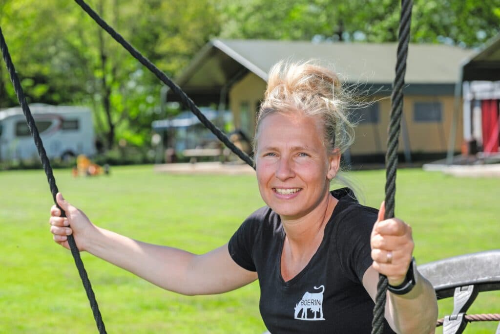 Matine Kamps-Klasen (44) is docent lichamelijke opvoeding en runt samen met haar man Johan (50) ’t Looveld: een melkveebedrijf met camping - inclusief activiteiten als pizza’s bakken, ponyrijden en rondleidingen - in Zweeloo (Dr.)