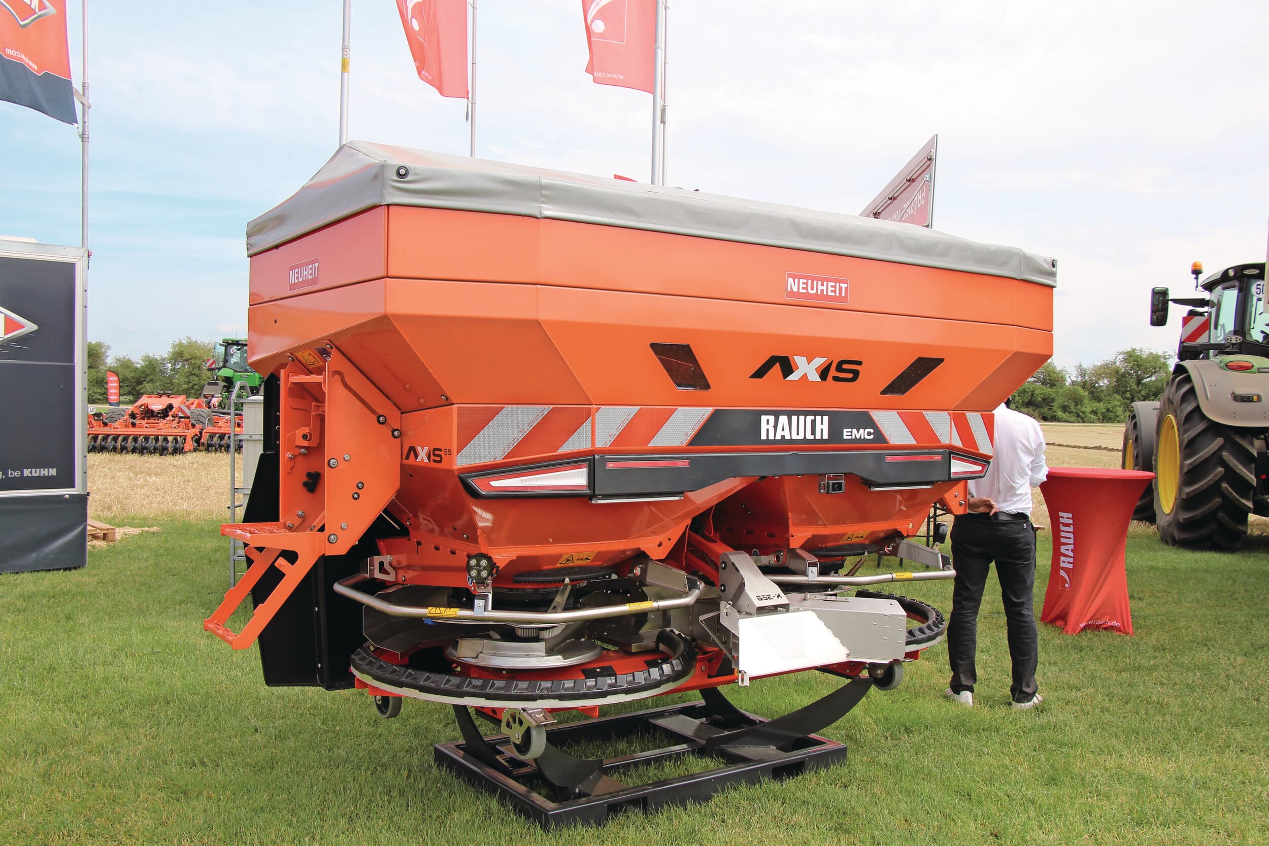 Na de vorig jaar geïntroduceerde Axis 25 brengt strooierfabrikant Rauch nu de nieuwe Axis 55 op de markt. Het model vervangt de huidige 50.2 modellen en heeft vooral meer capaciteit dan z’n voorganger. Dit model heeft een 3.500 liter grote kuip. Foto's: René Koerhuis