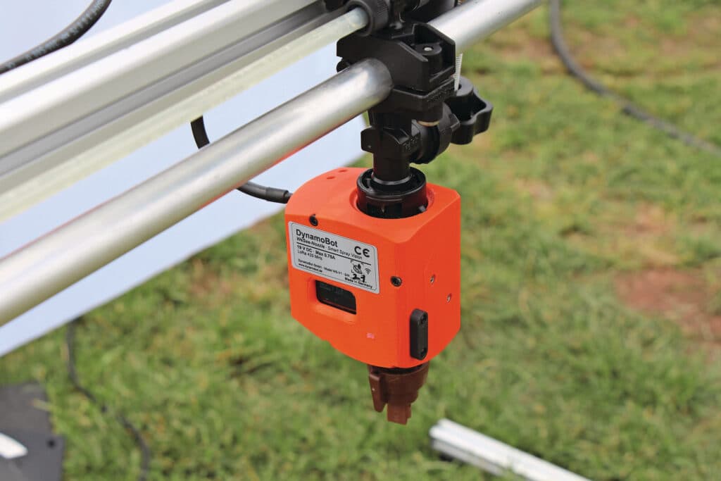 Door elke dophouder te voorzien van een elektronisch aangestuurde klep kan elke dop individueel in- en uitschakelen om onkruiden te spot sprayen.