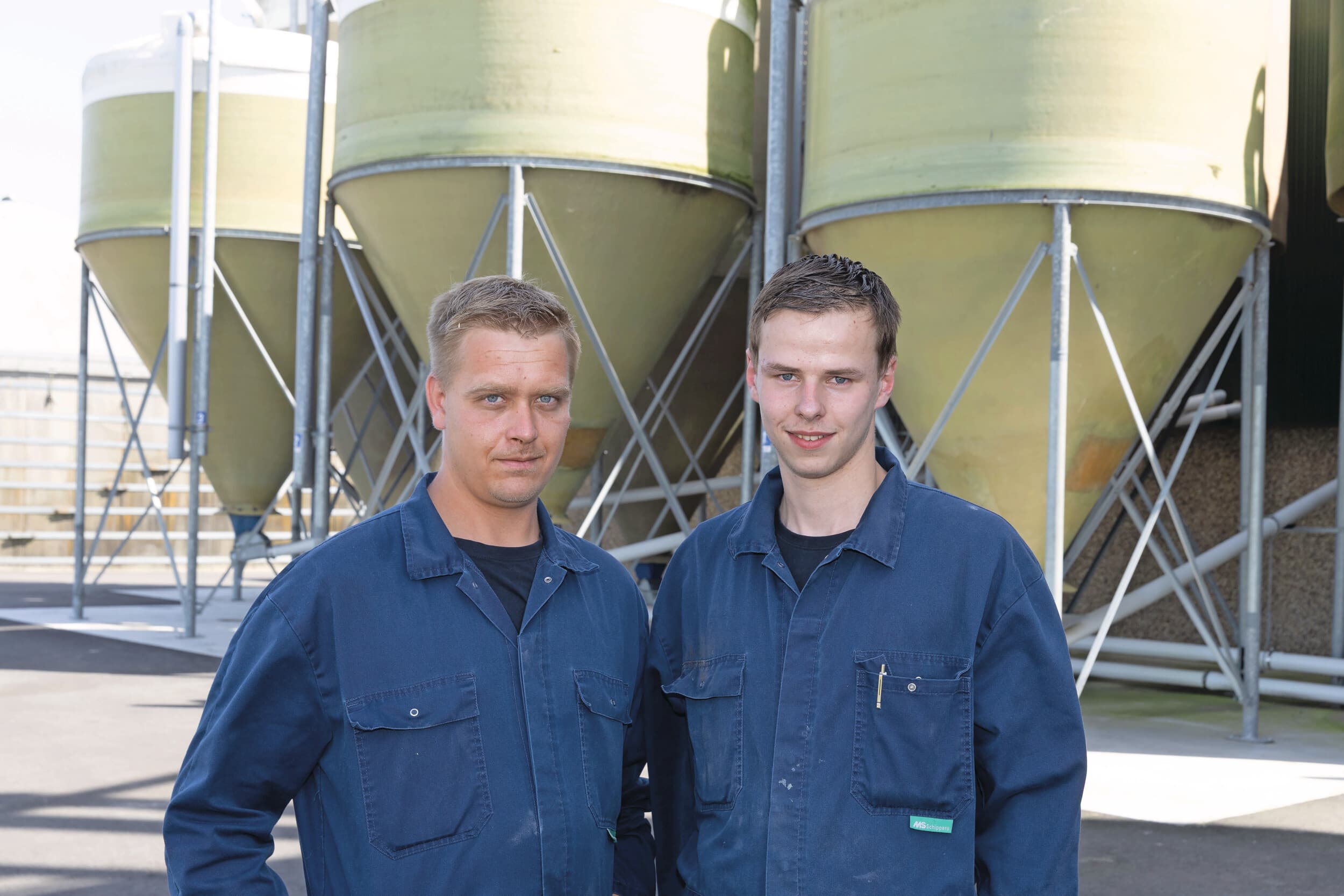 Alexander Dunnewind (28) en David Oostenbrink (19) zijn verantwoordelijk voor de vleesvarkens op de Wiekenhoeve in Dedemsvaart. De Wiekenhoeve is een van de bedrijven van Handelshuis Schuttert. Foto’s: Ronald Hissink