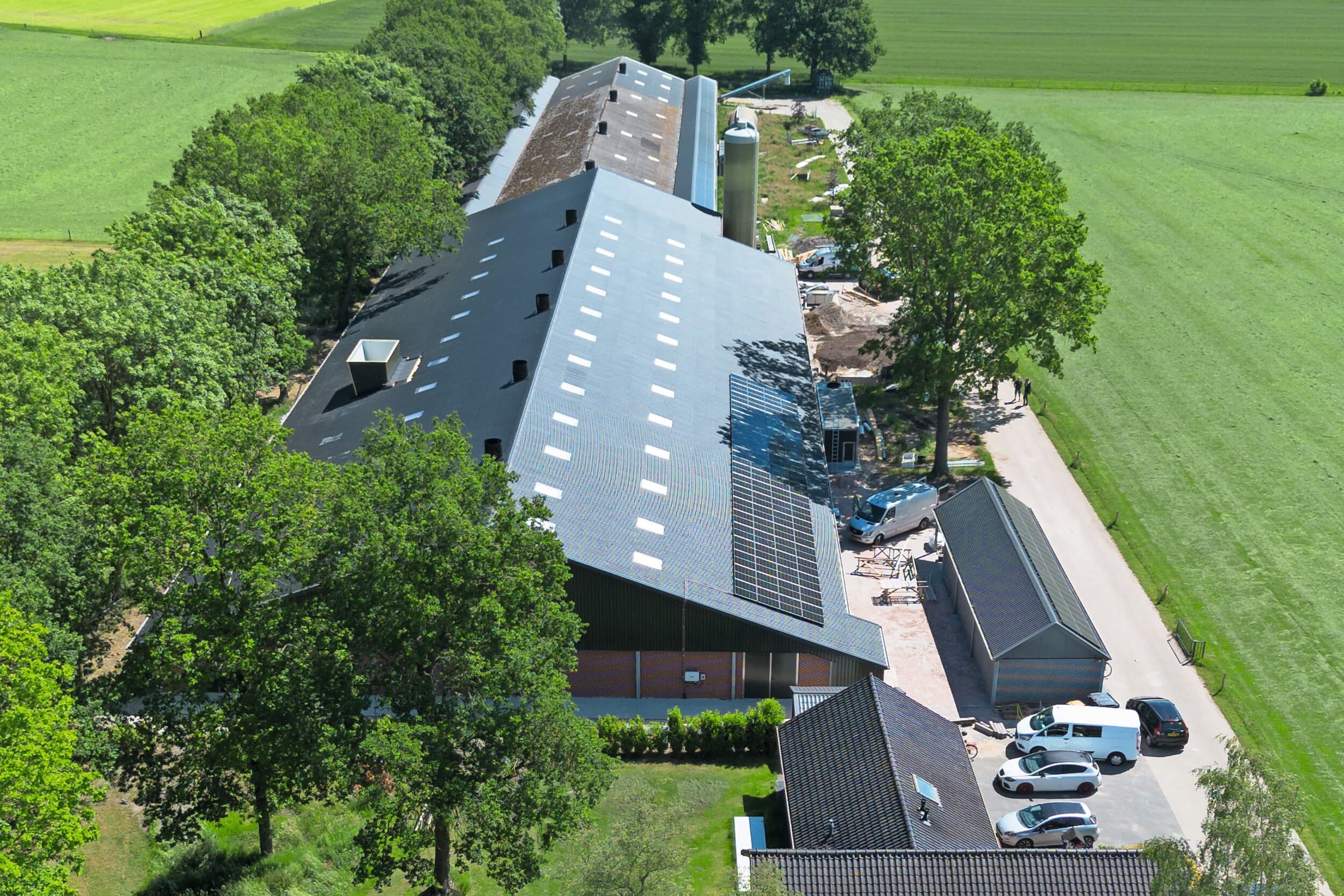 De nieuwe stal biedt plaats aan 22.000 hennen. Het eierlokaal bevindt zich tussen de nieuwe en de oude stal. De achterste stal werd in 2017 voorzien van twee overdekte uitloopruimtes.