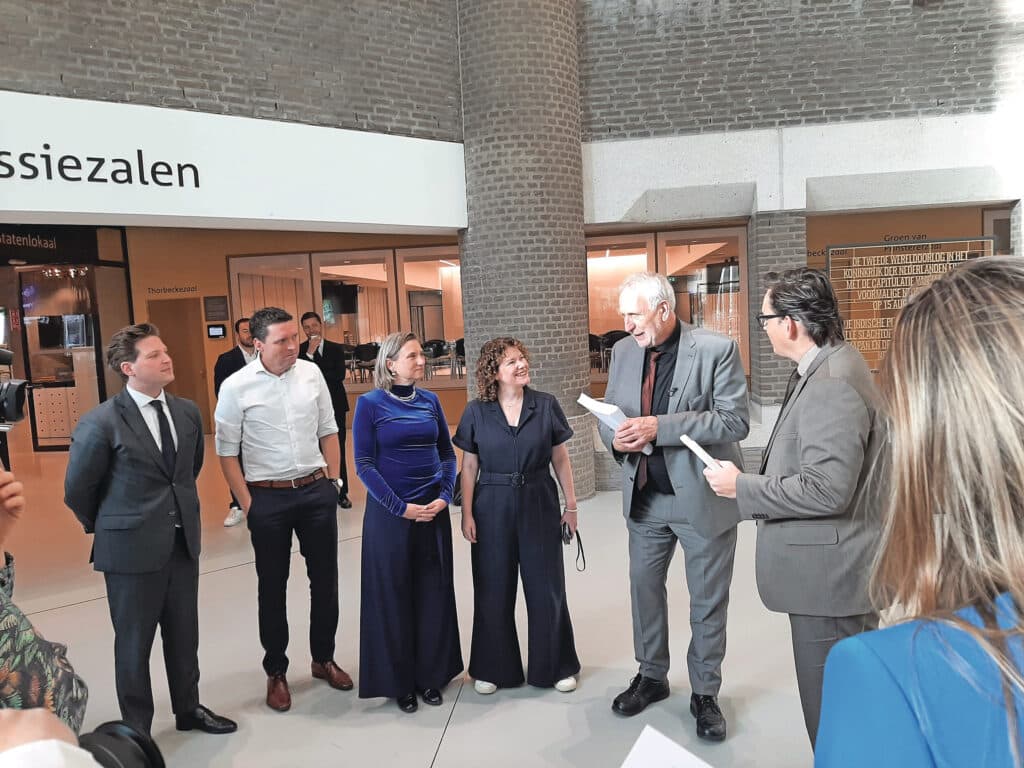 Harm Holman en Pieter Grinwis (rechts) bij het aanbieden van de initiatiefwet aan de Landbouwcommissie in de Tweede Kamer. Foto: redactie Boerderij