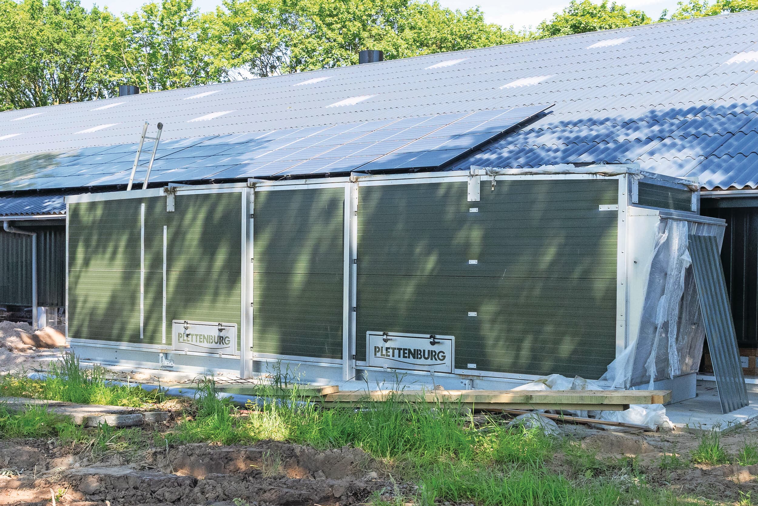 De warmtewisselaar verzorgt de mestbandbeluchting. Het nieuwe accupakket van 260 kWh wordt straks voor de warmtewisselaar geplaatst.