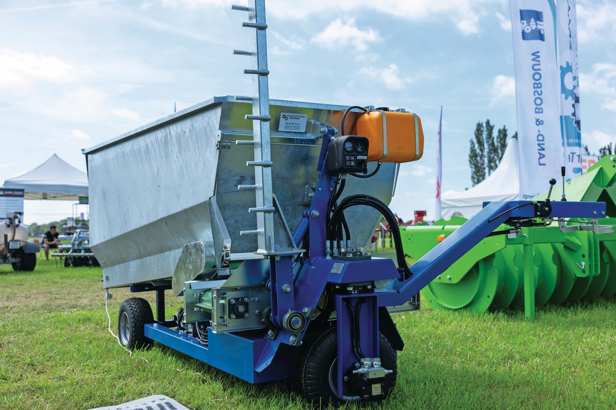 Landbouwtechniek Braakman bouwde een nieuwe boxenstrooier met krabber. Met een Kubota tweecilindertje, twee kuub inhoud, dwarsafvoerband en slechts 800 kilo leeggewicht geschikt om over roosters te rijden met een lagere aslast dan een minishovel. Kosten 26.750 euro.