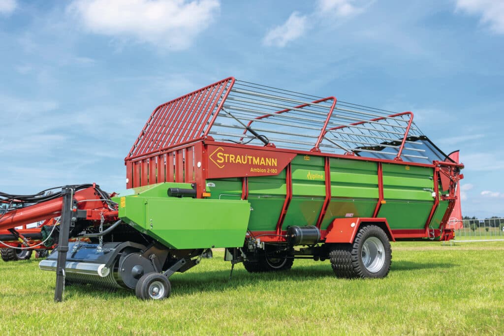 Het aantal aanbieders van kleine opraapwagens neemt toe. Stolpen met een 10,5 kuubs 8.16, Strautmann met de 18 kuubs Ambion 2-180. Klanten zitten in het natuurbeheer, maar met de 4-balks balken invoer ook geschikt vers gras. Bij importeur Zonna in de prijslijst voor 54.750 euro.