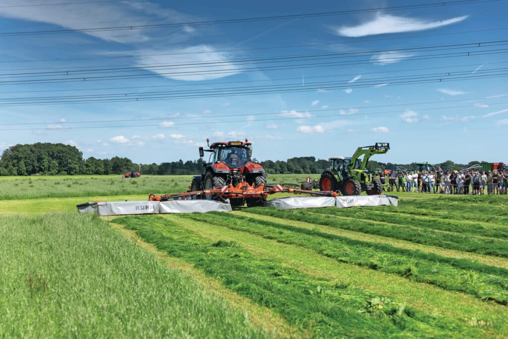 De triplemaaier is zéker in het noorden steeds meer de norm. De 15 meter brede schijvenmaaier van Kuhn is een superlatief. Voor zo’n 120.000 euro heb je de achtermaaier met frontmaaier, met opgeteld vijf identieke maaibalken. Deze machine is reeds verkocht en in gebruik bij een Nederlandse koper.