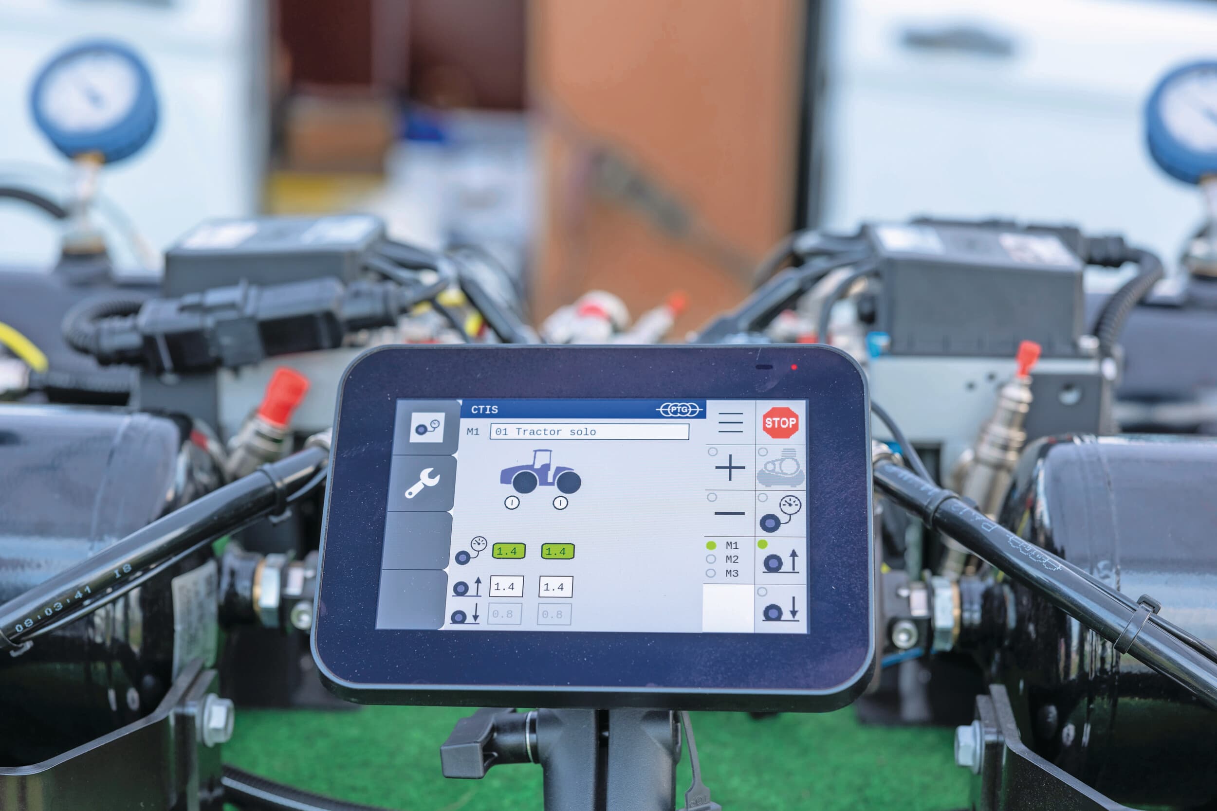 PTG heeft de (ISOBUS-)bediening van haar drukwisselsysteem vernieuwd. Die kan nu op locatie worden geüpdatet en de layout van het scherm is gewijzigd. Bij de nieuwe versie zijn nu drie voorkeuze-instellingen snel op te roepen en meerdere “achter het scherm” op te slaan. PTG importeur De Factorij meldt verbeterde elektronische componenten zoals nu volledige gesealde (waterdichte) printplaten.