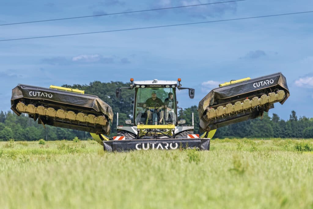 Het Duitse Fliegl heeft het bestaande Cutaro-concept overgenomen en showde deze zelfrijdende maaier op de Grasdag nu voor het eerst onder eigen merknaam. Fliegl ontwikkelt de machine momenteel door en komt eind dit jaar met een vernieuwde versie. Die werkt dan 10,50 meter breed en is smaller in transport. Fliegl ziet de Cutaro als lichter én goedkoper alternatief.