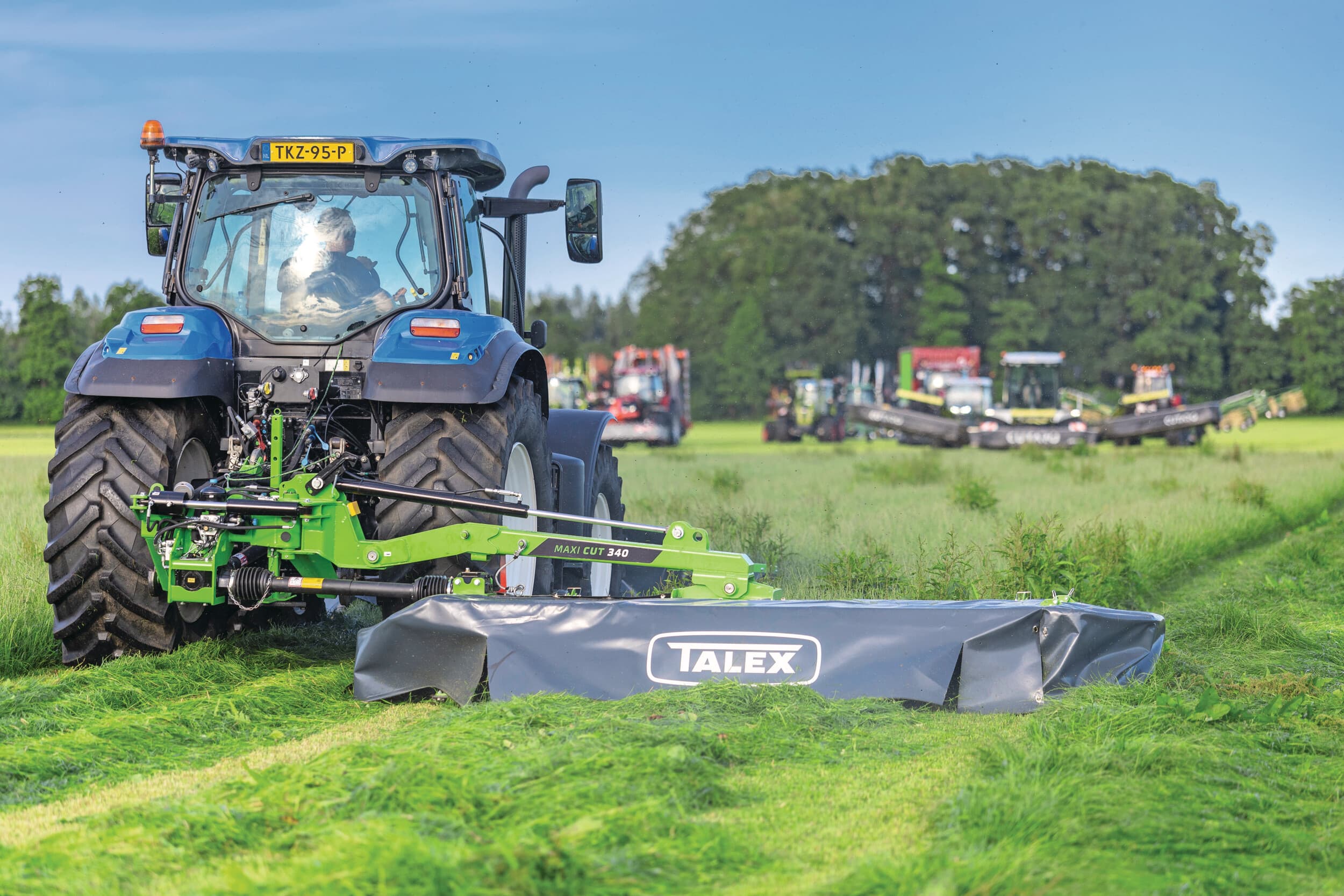 Capaciteit is onmiskenbaar de trend, tegelijk blijft er markt voor eenvoudiger én goedkopere techniek. Mechanisatiebedrijf H. Knoll toont van het Poolse Talex zowel een dubbele hark, trommelschudder én een 3,40 brede schijvenmaaier met middenophanging. De maaier, met een eigen Talex-maaibalk, staat in de boeken voor 13.600 euro.