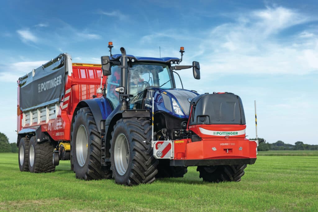 Pöttinger ontwikkelde deze fronttank specifiek voor het doseren van kuiltoevoegmiddelen, een pomp doseert het via een sproeiboom en leiding onder de trekker door direct in de invoer. Nu veel opraapwagens een beweegbare voorwand hebben, is de fronthef een logischere plek voor de tank. Deze uitvoering herbergt 470 liter en is tevens uitgerust met ballast. Te koop vanaf 9.000 euro.