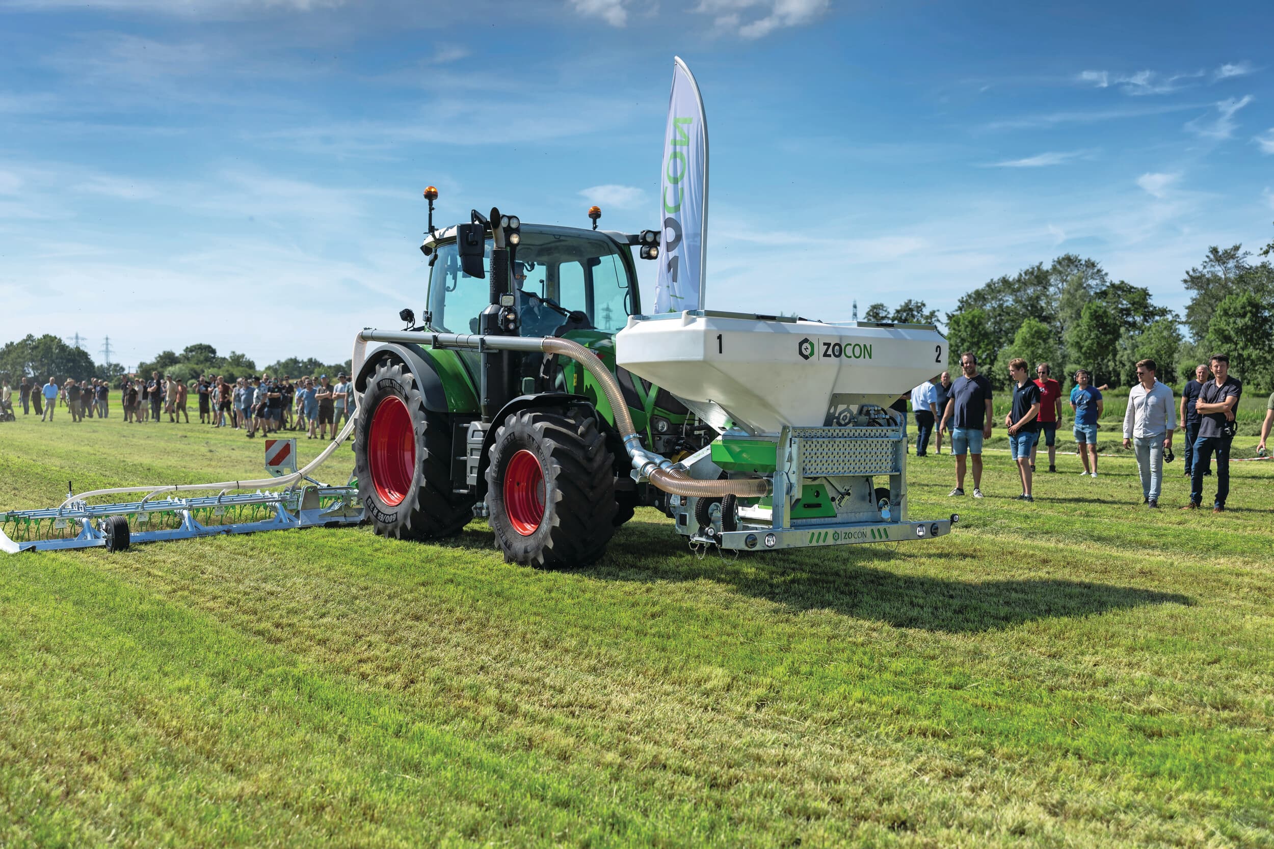 De Zocon Duo-zaaimachine was op de Grasdag voor het eerst te zien en werd ook bij de demo’s aan het werk gezet in combinatie met de Zocon Greenkeeper beluchtings-/doorzaaimachine. De bak heeft 2 compartimenten met ieder een eigen doseersysteem en is er met een inhoud van 800, 1.200 en 1.600 liter en kan ook als unit op een werktuig gebouwd.