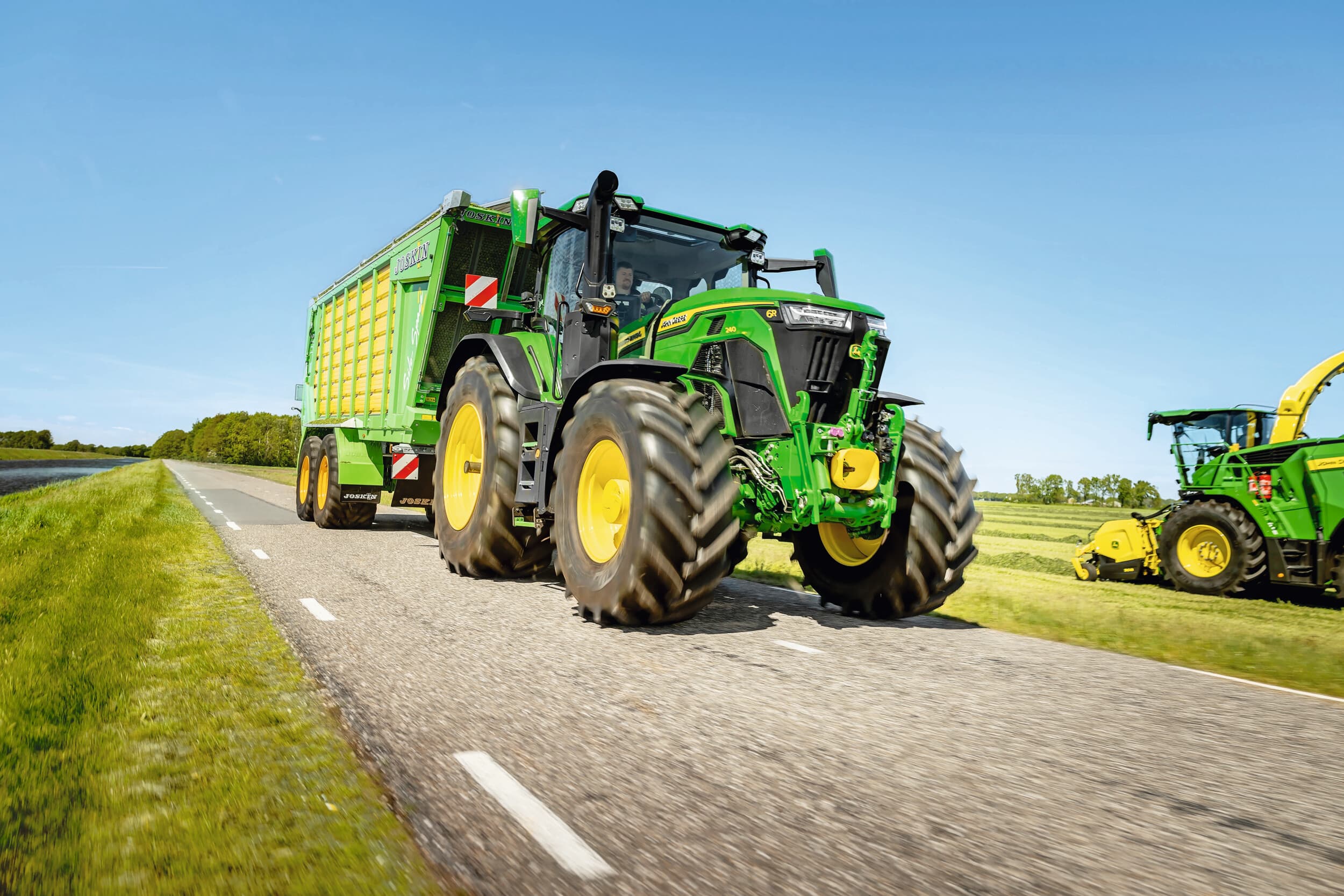 De ‘large-frame’- en ‘Xtra-large-frame’-modellen van de 6R-serie krijgen een forse update en daarbij gelijk een nieuw uiterlijk. Foto’s: John Deere
