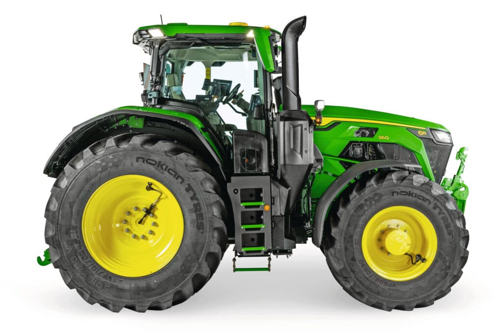 De trekkers zijn optioneel leverbaar met een geïntegreerd enkelleiding-bandenspanningswisselsysteem en een 700 l/min-2-cilinder-compressor. Volgens John Deere pomp je daarmee de banden met 1 bar op in 4,5 minuut.