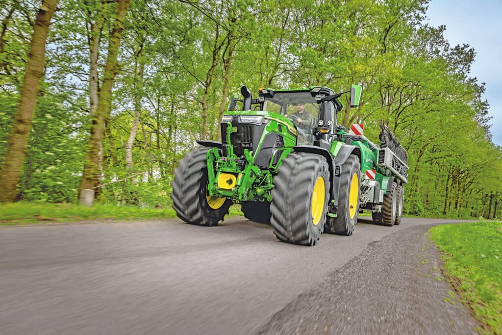 De John Deere 6R 260 is het nieuwe topmodel uit de serie (met 305 pk incl. boost). Dit is voortaan ook leverbaar met een full-powershifttransmissie. Dat is een nieuwe e19-transmissie, die werkt met een dubbele koppeling.