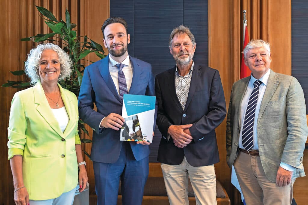 Directeur Ellen Bien van de Dierenbescherming, staatssecretaris Silvio Erkens, Teus Kreuger van SBK en voorzitter van het Convenant Dierwaardige veehouderij Elbert Roest bij de presentatie van het plan van aanpak. Foto: LVVN