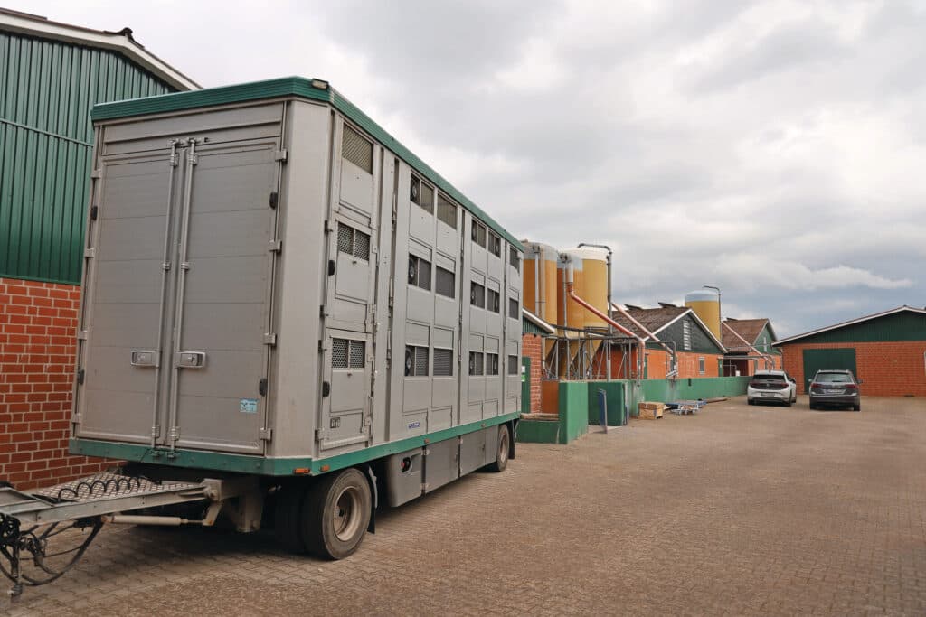 De nieuwbouw in Bethen. Voor de kraamstal en daarachter de zeugenstal. Haaks daarop staat het gebouw met de hygiënesluis, kantine en zeugenopfok.