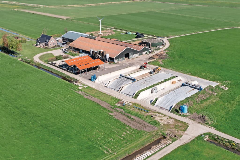 De boerderij ligt midden in het land. De stal is in de loop der jaren flink uitgebreid. Vroeger stond er ook nog een torensilo, maar die is inmiddels weg.