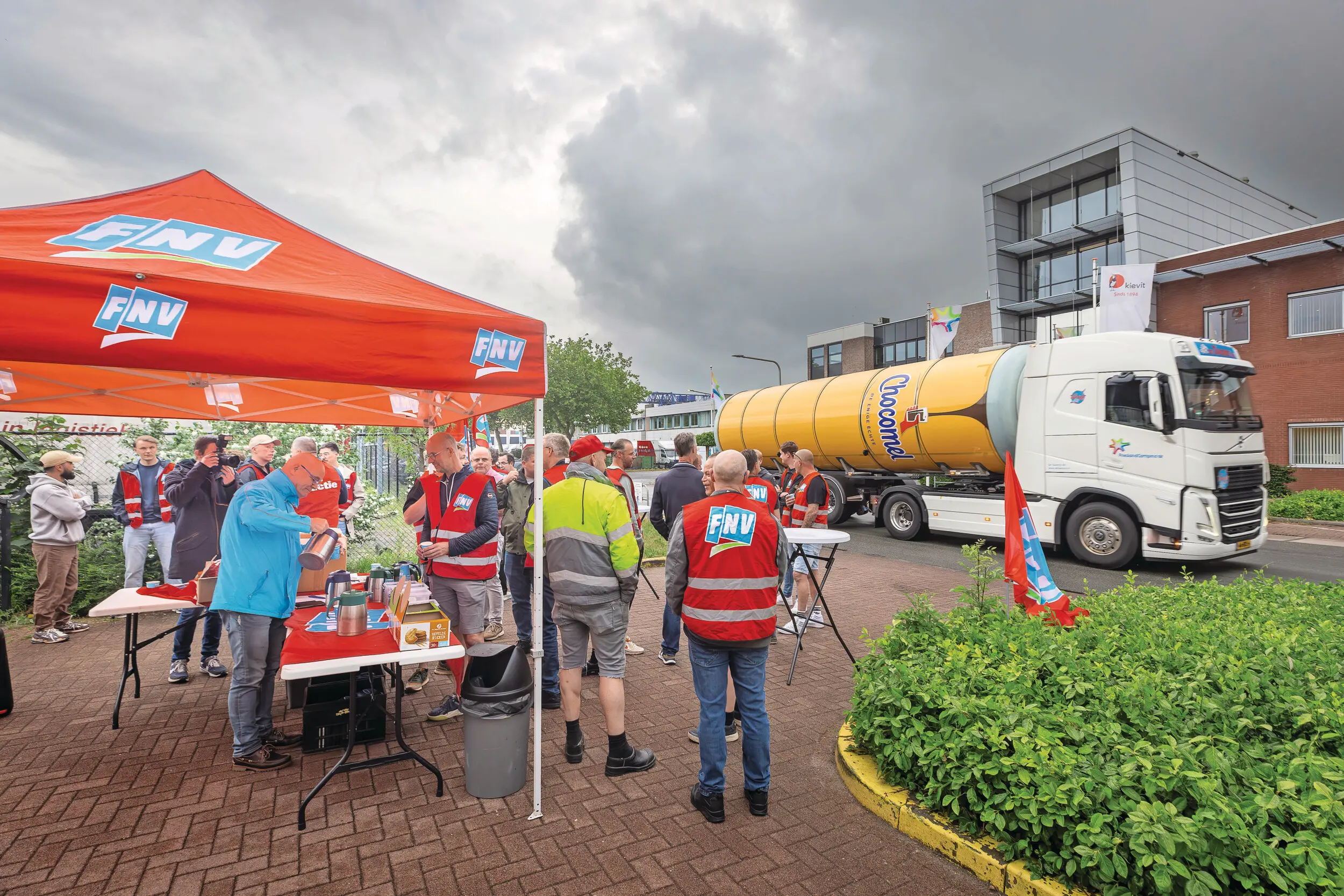 De eerste stakingsacties waren bij FrieslandCampina. De komende dagen komen er volgens FNV ook acties bij andere zuivelondernemingen. Foto: Koos Groenewold