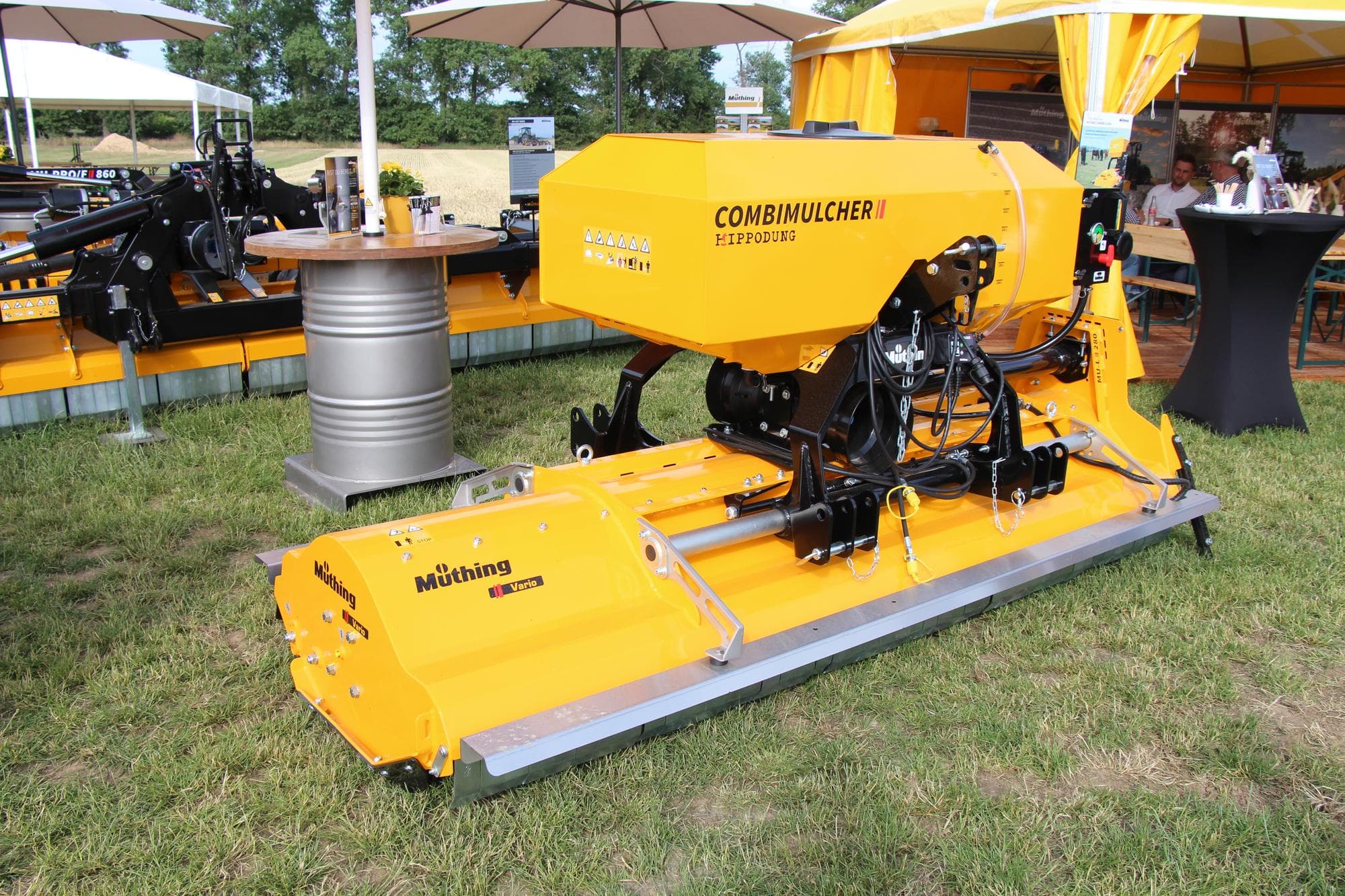 De Duitse machinefabrikant Müthing ontwikkelde de Hippodung Combimulcher die klepelmaaien en het toedienen van vloeistoffen combineert. De machine is leverbaar in drie werkbreedtes, waarvan deze 2,80 meter de breedste uitvoering is. Foto’s: René Koerhuis