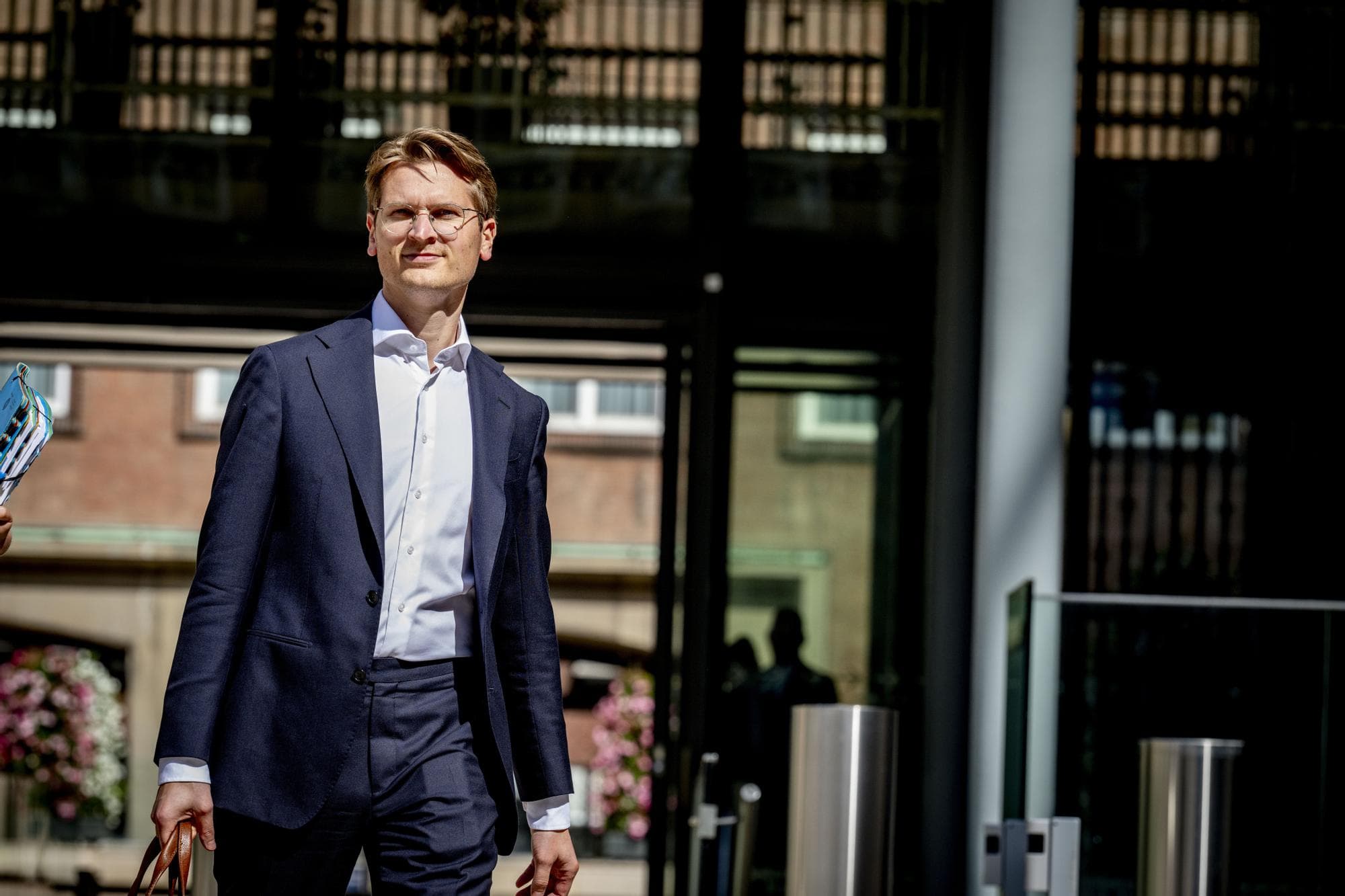 Minister Van Essen bij de uitgang van het ministerie van LVVN. Foto: ANP