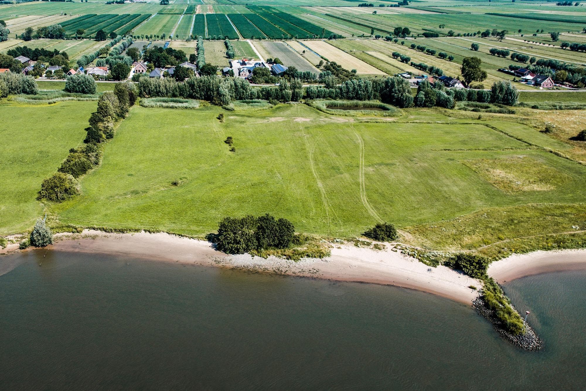 Een dronefoto van de lage waterstand in rivier de Lek bij het dorp Waal. Jeffrey Groeneweg / ANP