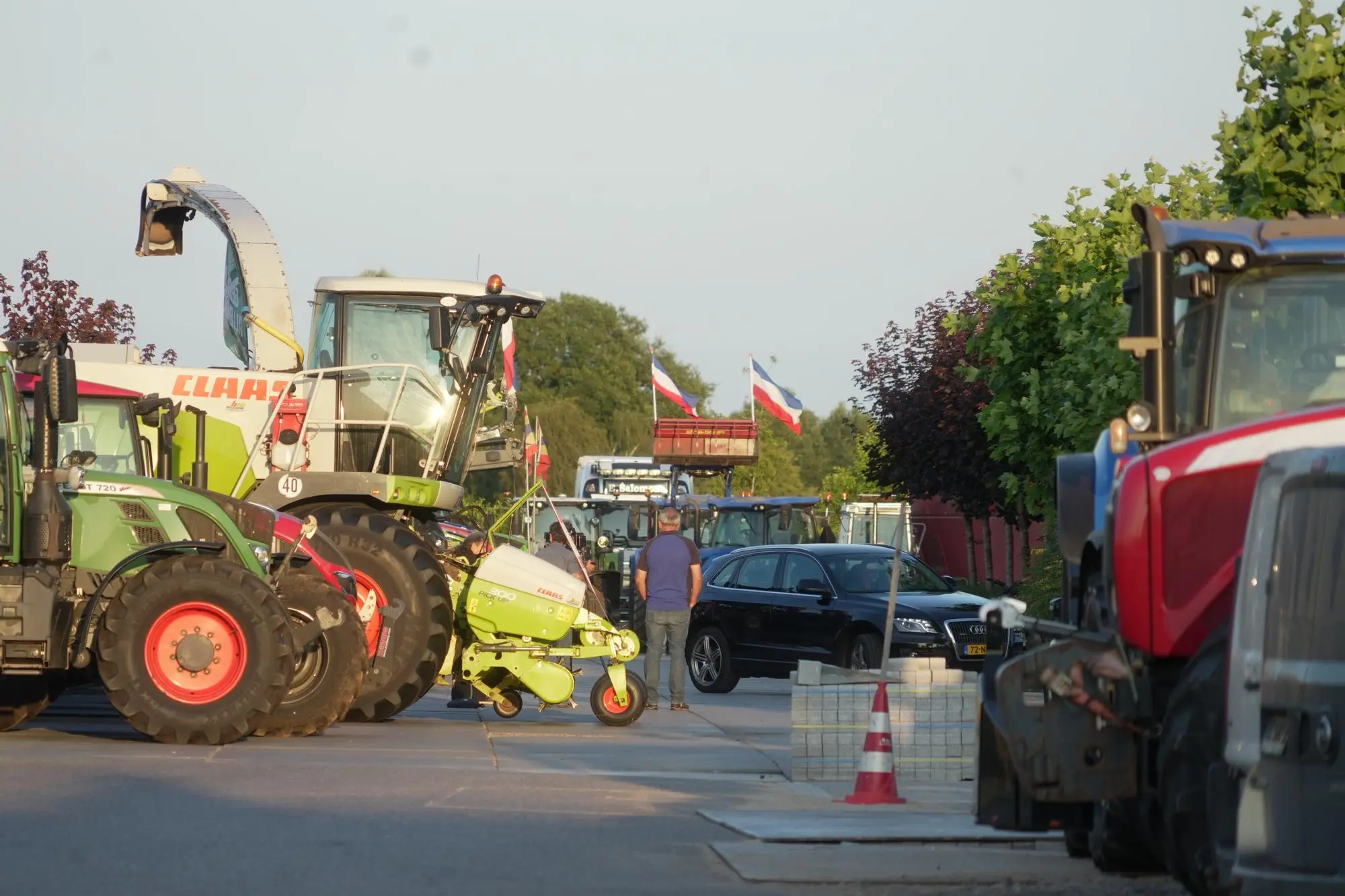 Enkele tientallen landbouwvoertuigen stonden dinsdagavond opgesteld bij een protestbijeenkomst in Hardenberg. Foto: ANP