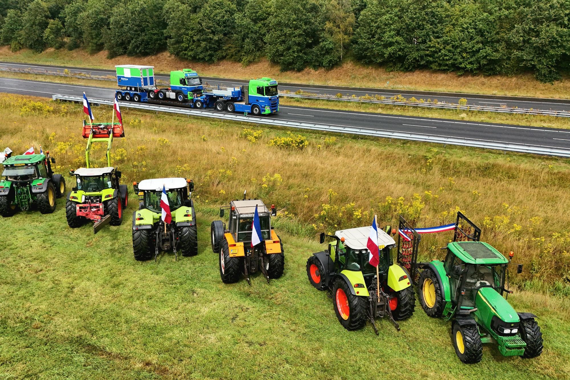 Trekkerdemonstratie naast de snelweg A28 bij Pesse, zondag 26 juli. Drentse boeren wilden hier steun uitspreken voor de transportsector, en aandacht vragen voor de gevolgen van stikstofbeleid. Foto: ANP