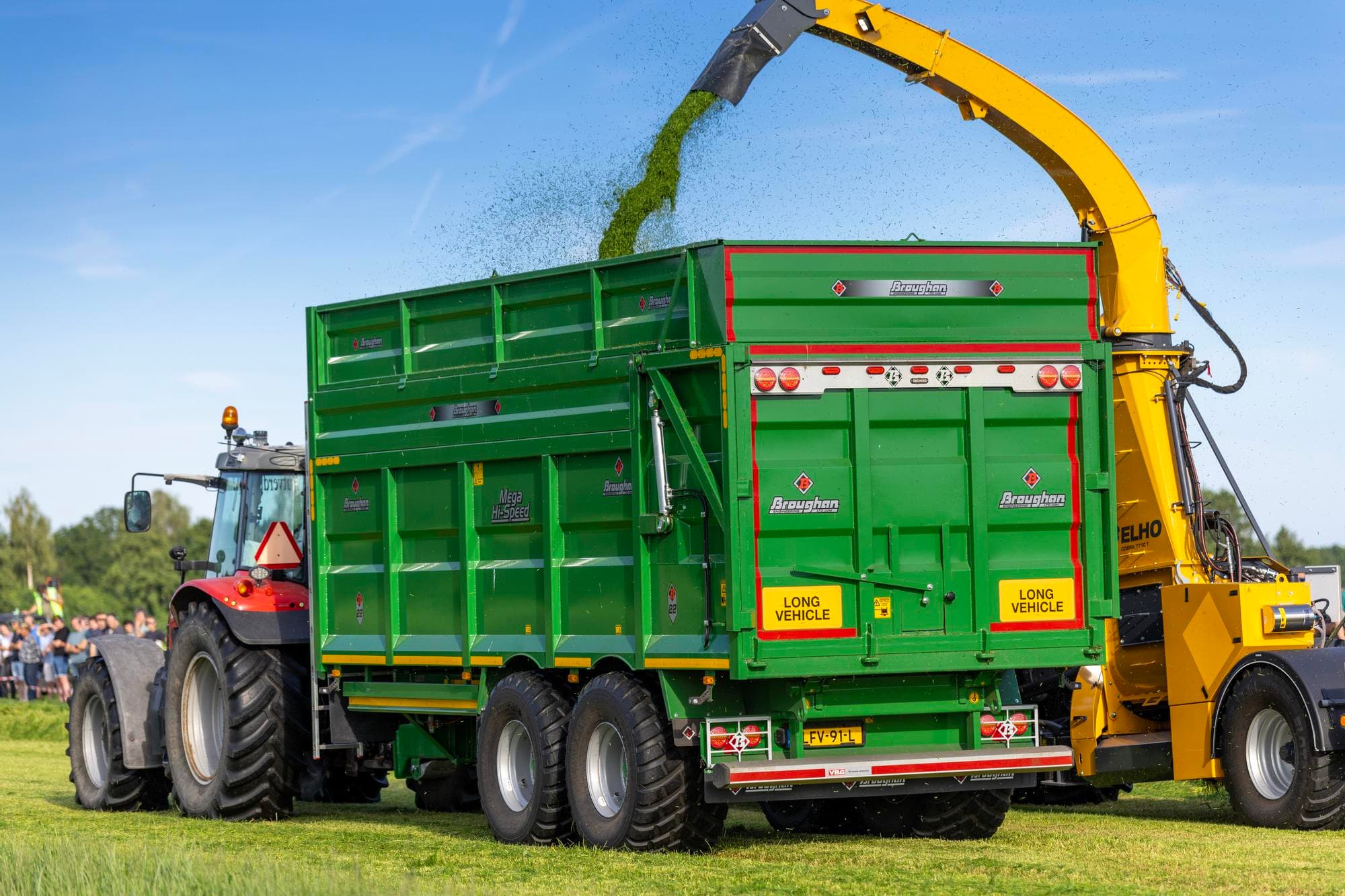 Het Ierse Broughan is een relatief nieuwe speler op de Nederlandse kippermarkt. De B22 HiSpeed-tandemasser met 6,7 meter baklengte is breed inzetbaar en laag gebouwd. De beperkte bandenkeuze is een nadeel in dit enorm beconcurreerde segment. Foto’s: Mark Pasveer