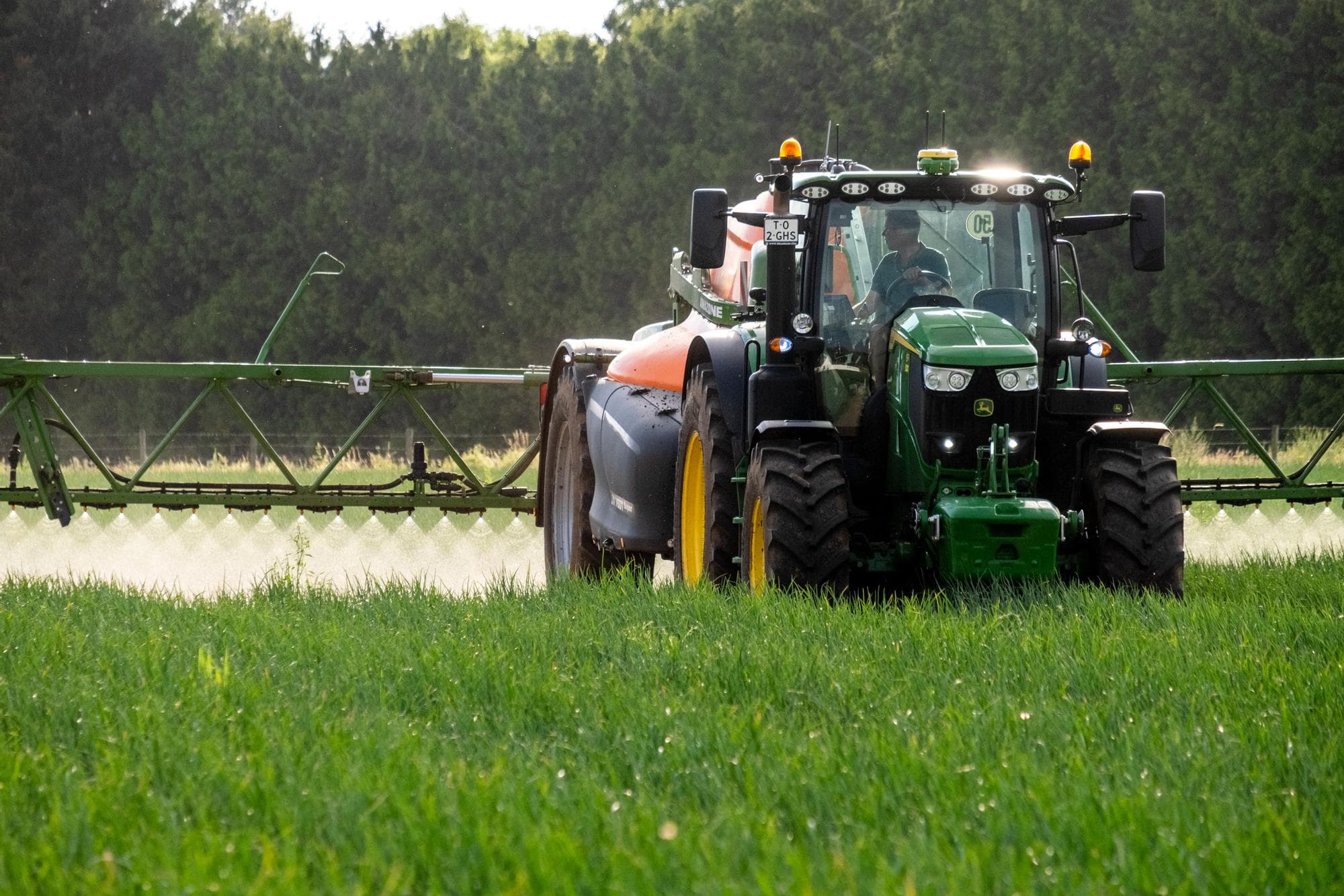 Akkerbouwer Chris Breukers uit Ell spuit een perceel uien met zijn Amazone UX 7601 Super met een spuitboom van 39 meter. Hij bewerkt zo’n 360 hectare en schakelt alleen een loonspuiter in op het moment dat hij het werk zelf niet af krijgt. Foto: Twan Wiermans