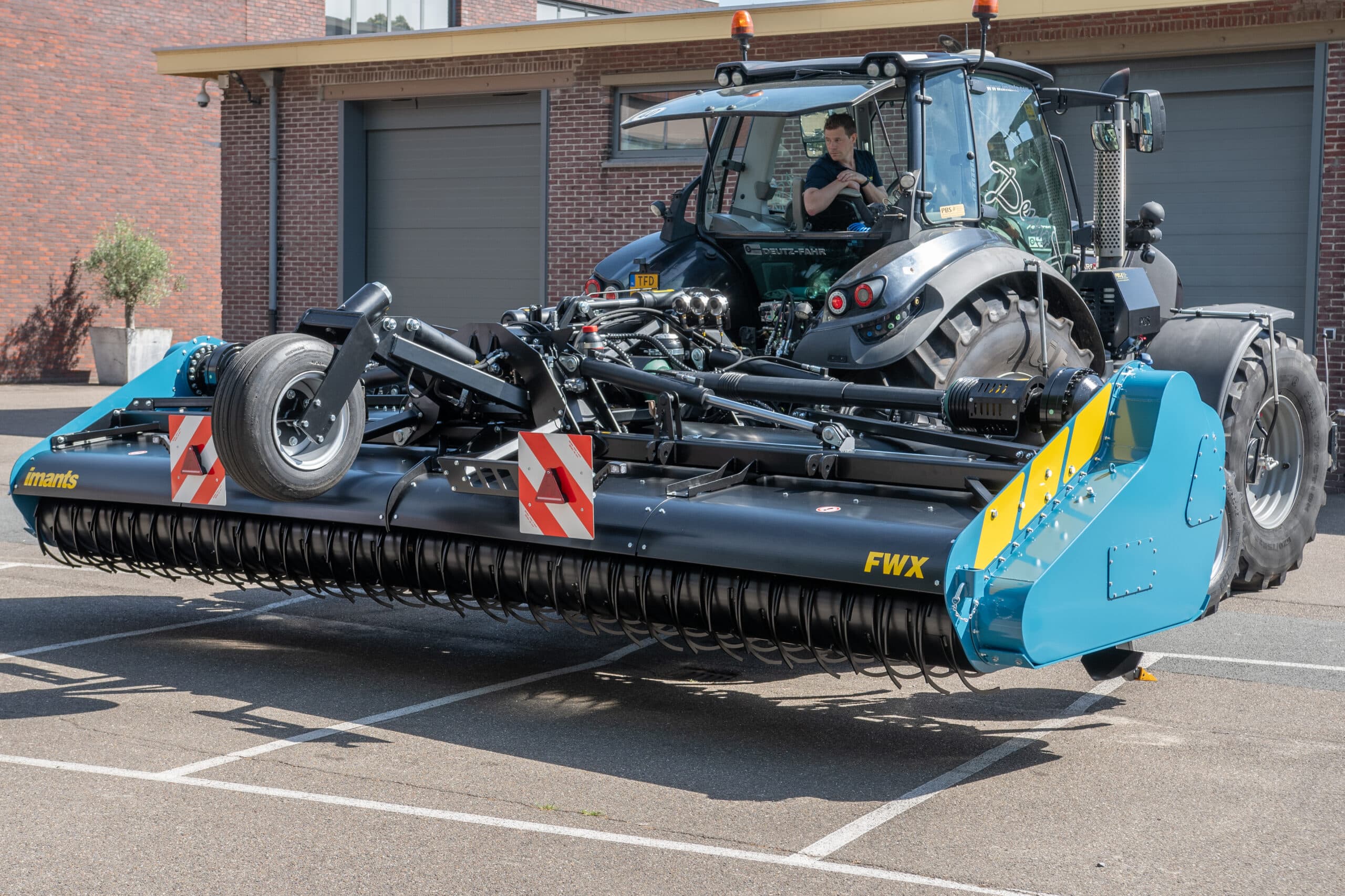 Machinefabrikant Imants ontving vanuit de markt de vraag naar een gedragen versie en ging naar de tekentafel. Het resultaat is deze 6 meter brede opklapbare spitmachine type FWX. Foto's: Jacco van Erkelens